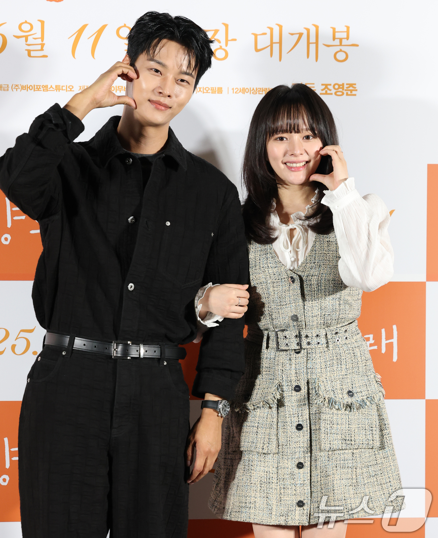 (서울=뉴스1) 권현진 기자 = 배우 차학연과 정지소(오른쪽)가 2일 서울 용산구 CGV용산아이파크몰에서 열린 영화 '태양의 노래'(감독 조영준) 언론시사회에 참석해 포즈를 취하고 …