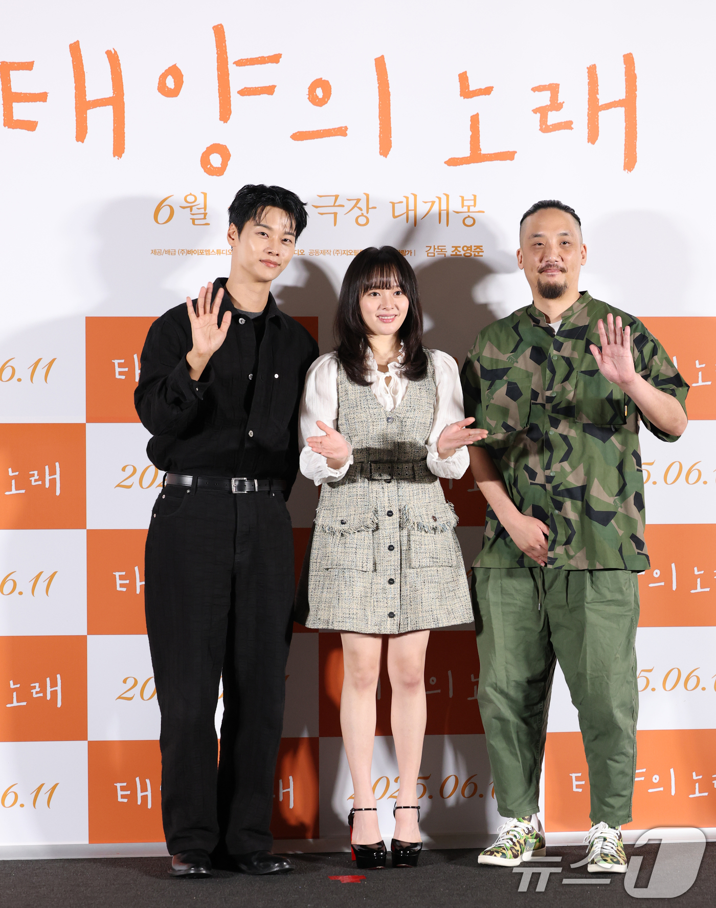 (서울=뉴스1) 권현진 기자 = 배우 차학연(왼쪽부터)과 정지소, 조영준 감독이 2일 서울 용산구 CGV용산아이파크몰에서 열린 영화 '태양의 노래' 언론시사회에 참석해 포즈를 취하 …