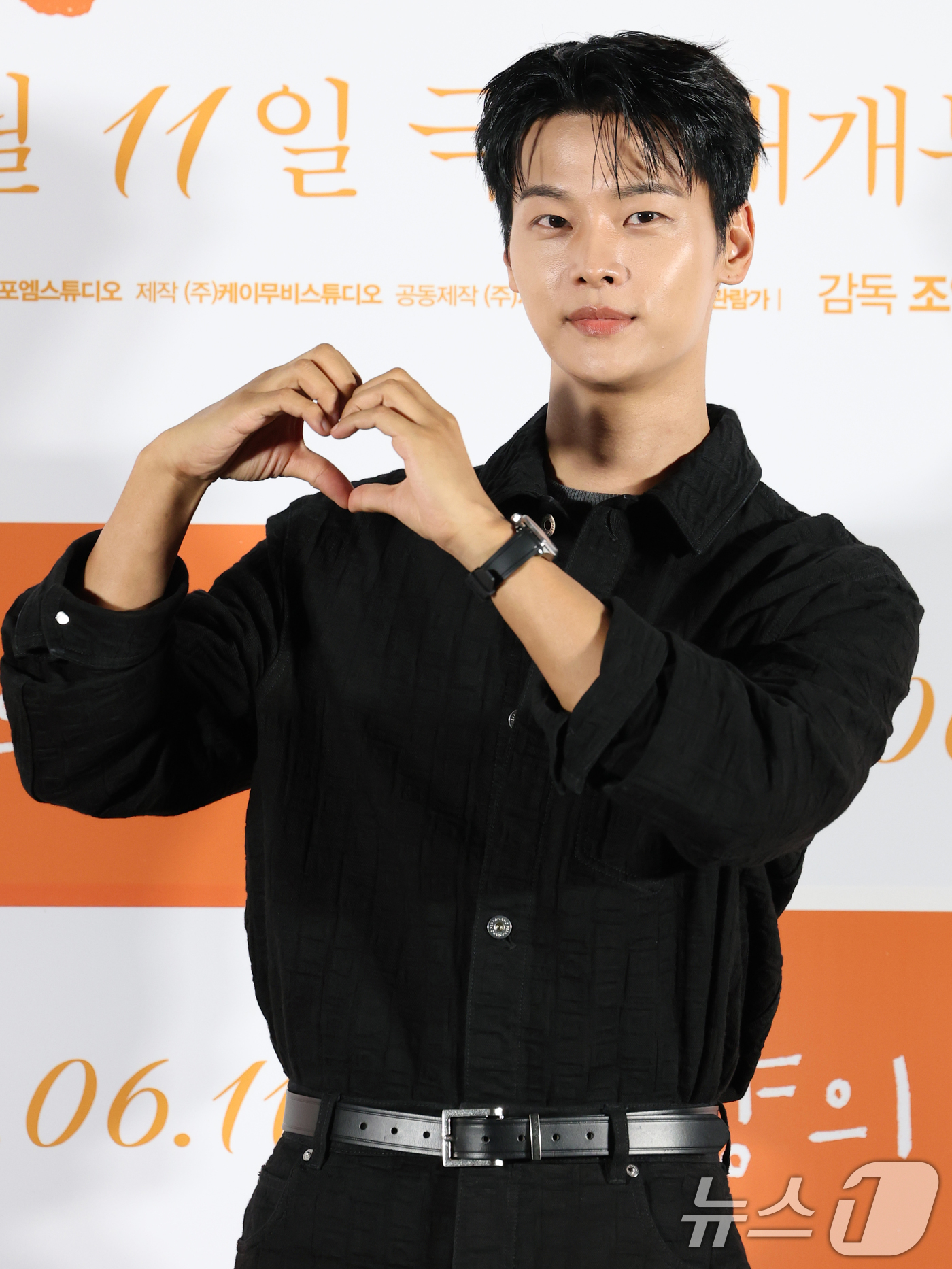 (서울=뉴스1) 권현진 기자 = 배우 차학연이 2일 서울 용산구 CGV용산아이파크몰에서 열린 영화 '태양의 노래'(감독 조영준) 언론시사회에 참석해 포즈를 취하고 있다.'태양의 노 …