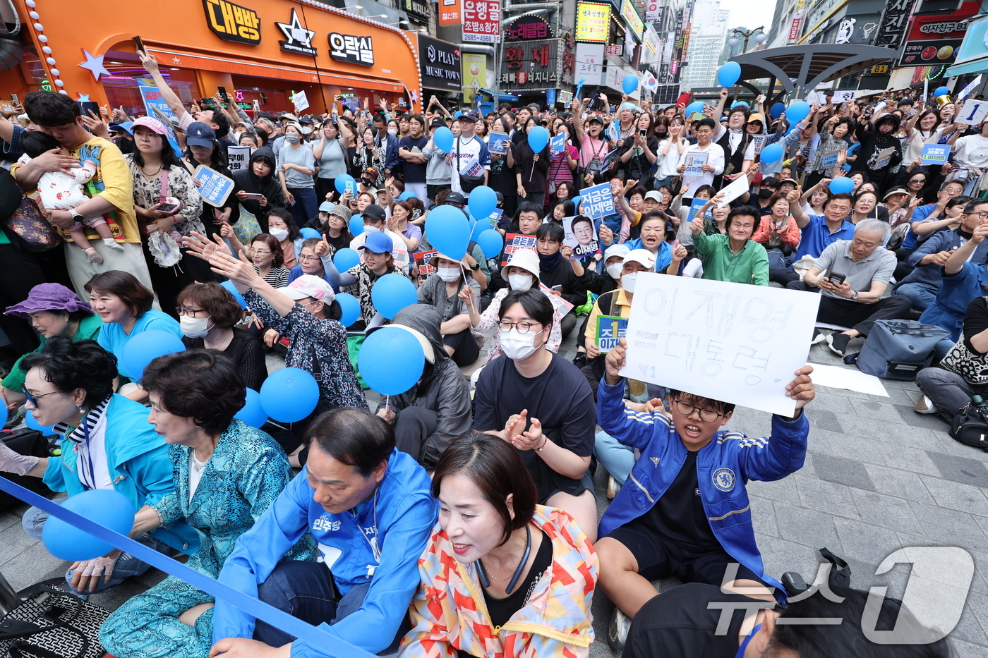 (광명=뉴스1) 안은나 기자 = 제21대 대통령선거를 하루 앞둔 2일 오후 경기 광명시 철산로데오 광장에서 열린 이재명 더불어민주당 대통령 후보 유세를 찾은 지지자들이 응원하고 있 …