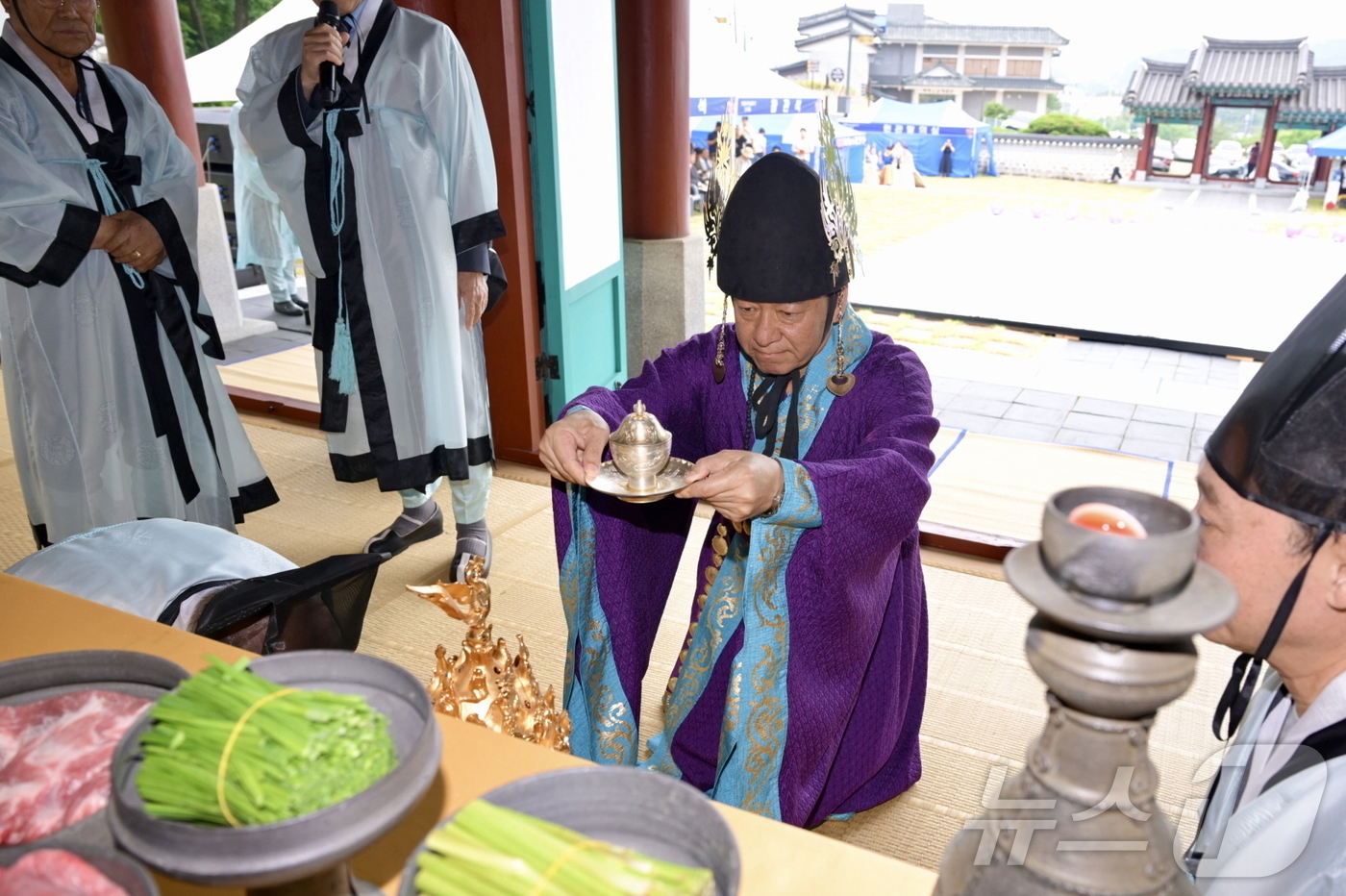 (공주=뉴스1) 이동원 기자 = 최원철 공주시장이 2일 무령왕릉과 왕릉원 인근에 위치한 숭덕전에서 백제 중흥의 기틀을 마련한 제25대 무령왕(재위 501~523)의 서거 1502주 …