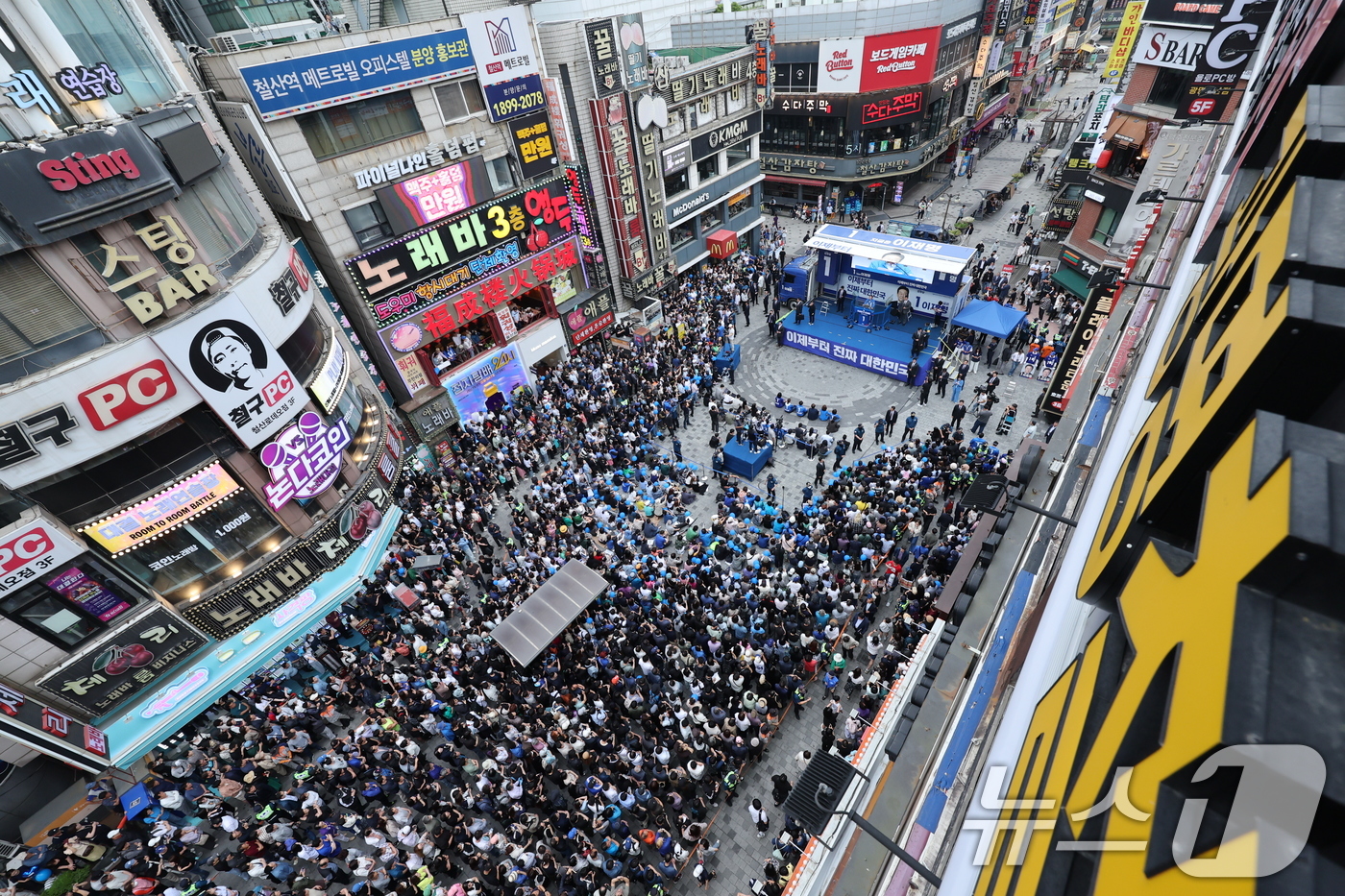 (광명=뉴스1) 안은나 기자 = 이재명 더불어민주당 대통령 후보가 제21대 대통령선거를 하루 앞둔 2일 오후 경기 광명시 철산로데오 광장을 찾아 지지를 호소하고 있다. 2025.6 …