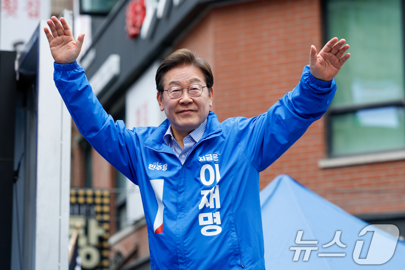 (광명=뉴스1) 안은나 기자 = 이재명 더불어민주당 대통령 후보가 제21대 대통령선거를 하루 앞둔 2일 오후 경기 광명시 철산로데오 광장을 찾아 인사하고 있다. 2025.6.2/뉴 …