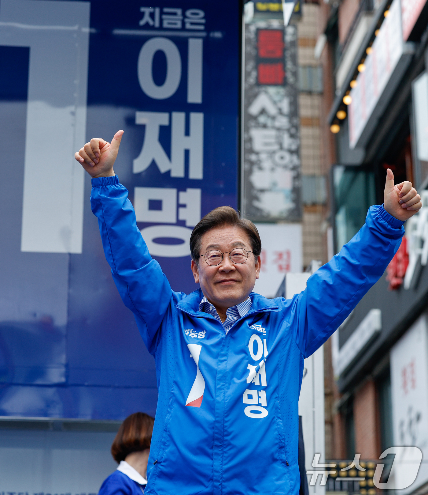 (광명=뉴스1) 안은나 기자 = 이재명 더불어민주당 대통령 후보가 제21대 대통령선거를 하루 앞둔 2일 오후 경기 광명시 철산로데오 광장을 찾아 엄지 손가락을 치켜들고 있다. 20 …