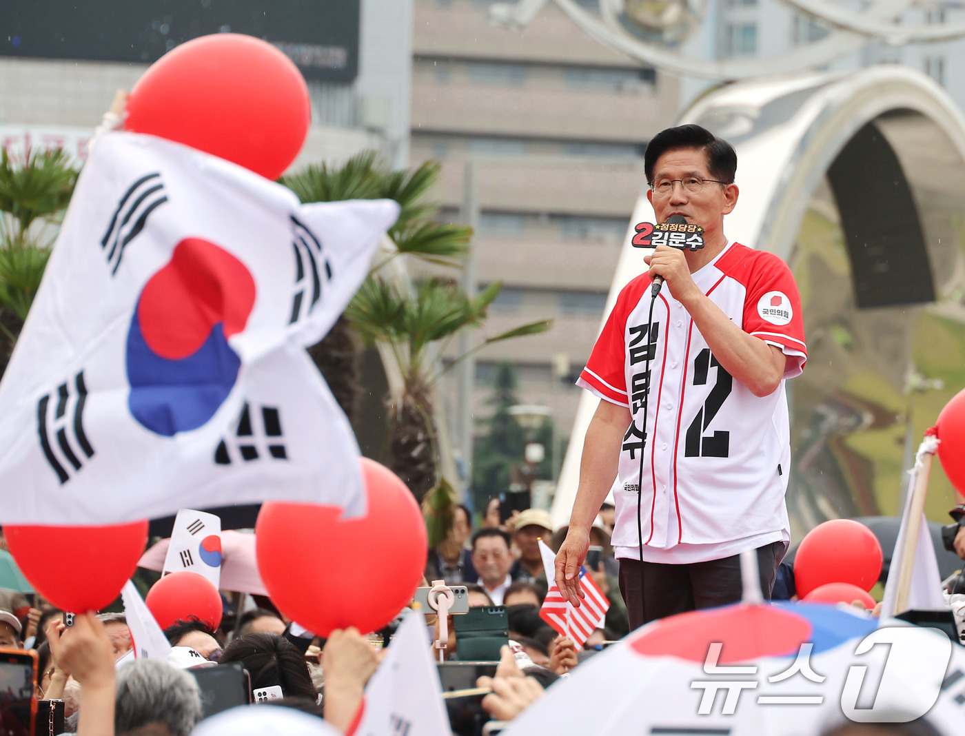 (대구=뉴스1) 공정식 기자 = 김문수 국민의힘 대통령 후보가 21대 대통령선거를 하루 앞둔 2일 오후 대구 동구 동대구역 광장을 찾아 지지를 호소하고 있다. 2025.6.2/뉴스 …