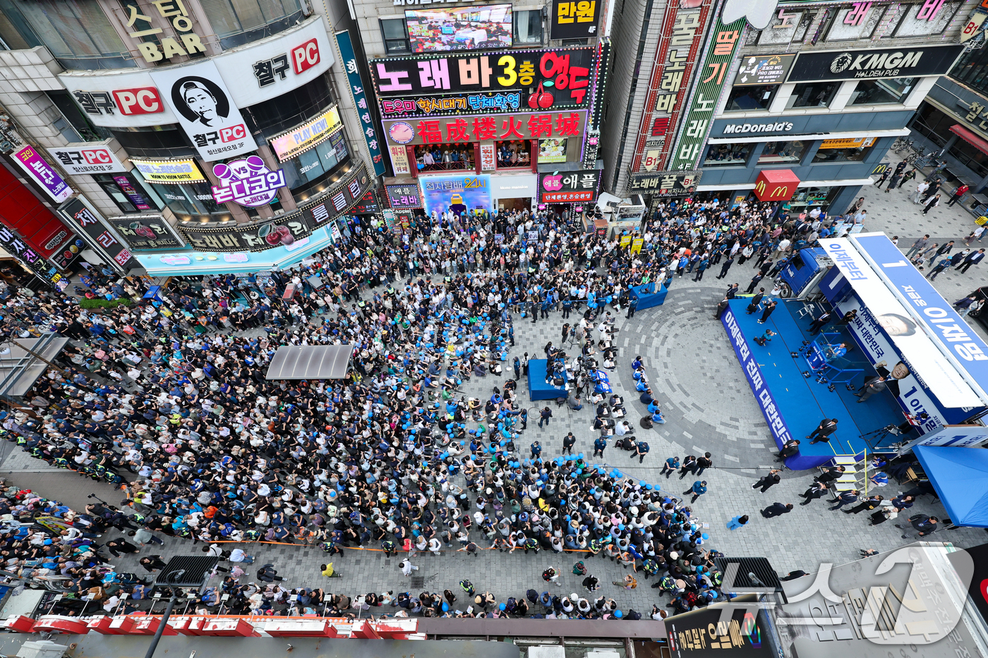 (광명=뉴스1) 안은나 기자 = 이재명 더불어민주당 대통령 후보가 제21대 대통령선거를 하루 앞둔 2일 오후 경기 광명시 철산로데오 광장을 찾아 지지를 호소하고 있다. 2025.6 …
