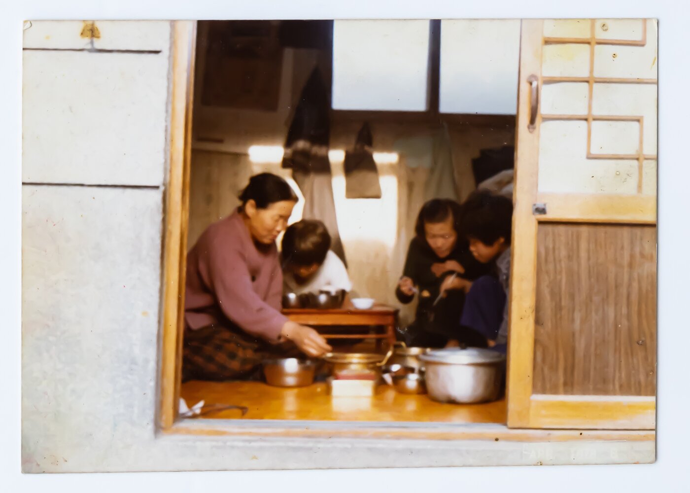 본문 이미지 - 1980년 성남으로 이사온 지 4년 만에 지하를 벗어나 처음 1층으로 이사한 날. 가족들과 밥 나누어 먹는 장면을 셋째 형님이 촬영한 사진. &#40;더불어민주당 제공&#41;