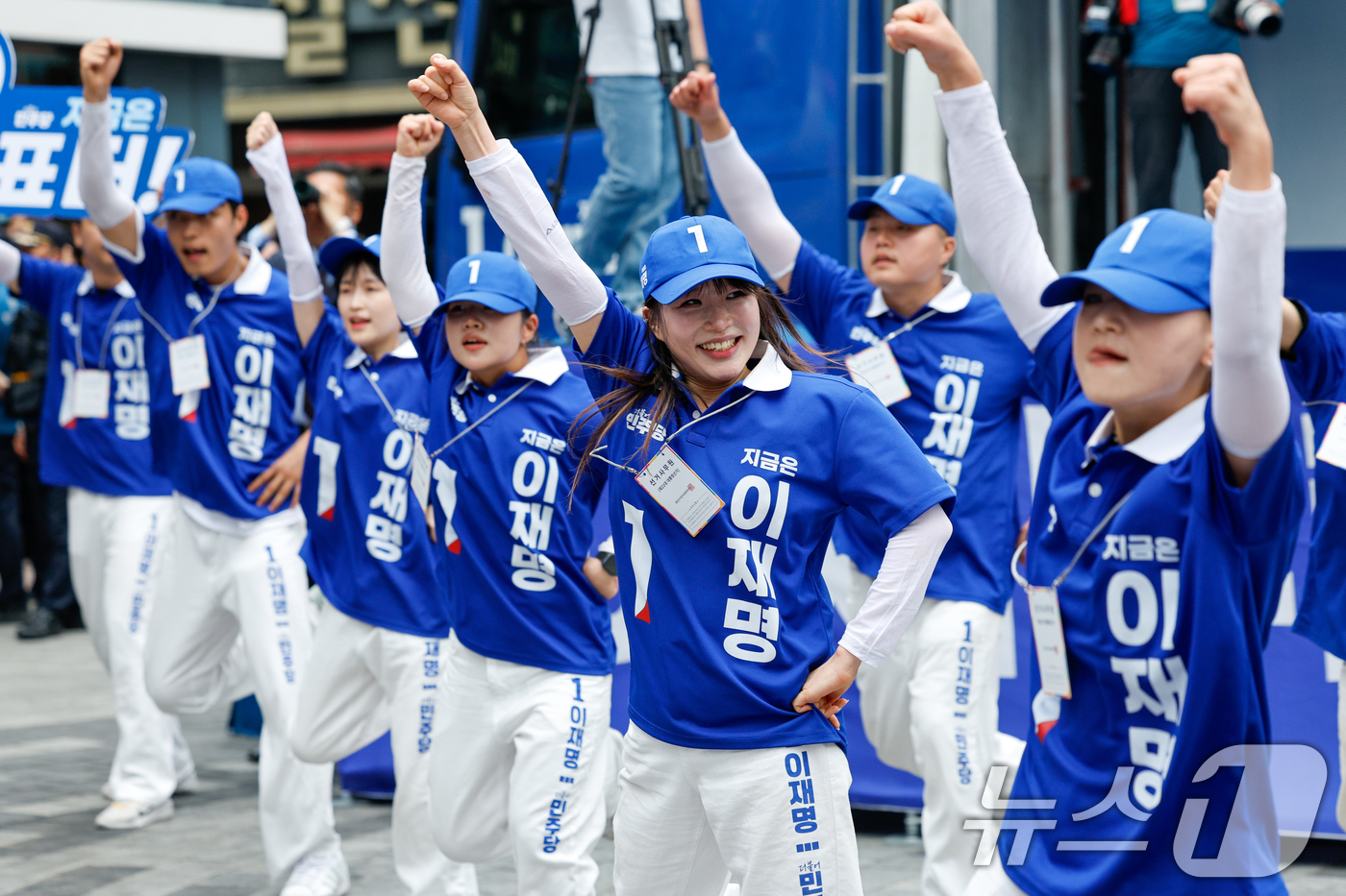 (광명=뉴스1) 안은나 기자 = 제21대 대통령선거를 하루 앞둔 2일 오후 경기 광명시 철산로데오 광장에서 이재명 더불어민주당 대통령 후보 선거운동원들이 유세를 펼치고 있다. 20 …