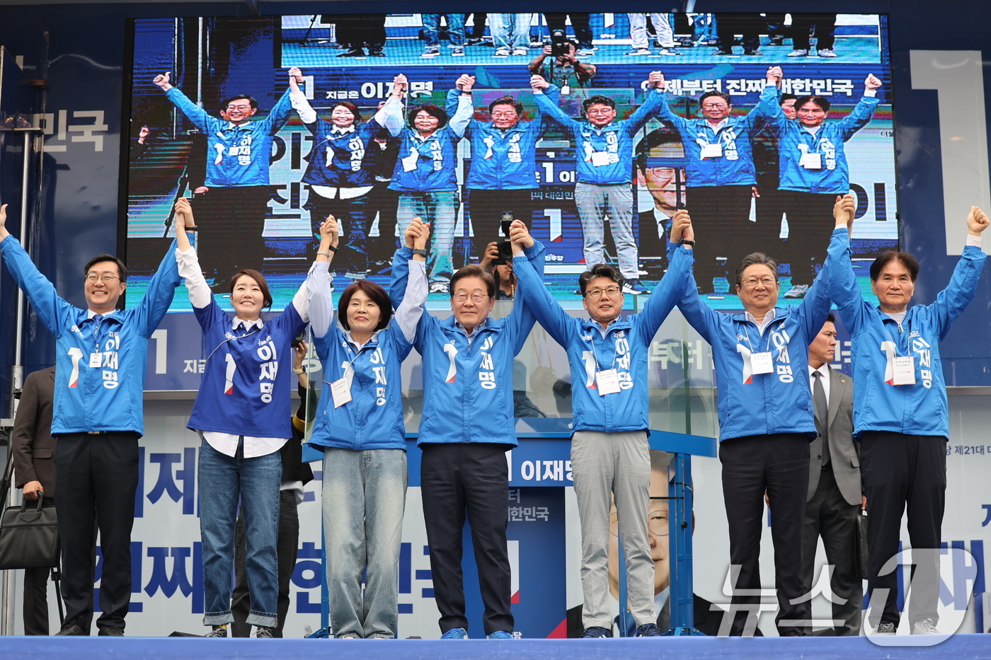 (서울=뉴스1) 이재명 기자 = 이재명 더불어민주당 대통령 후보가 제21대 대통령선거를 하루 앞둔 2일 오후 서울 강서구 서울식물원 마곡나루광장을 찾아 인사하고 있다. 2025.6 …