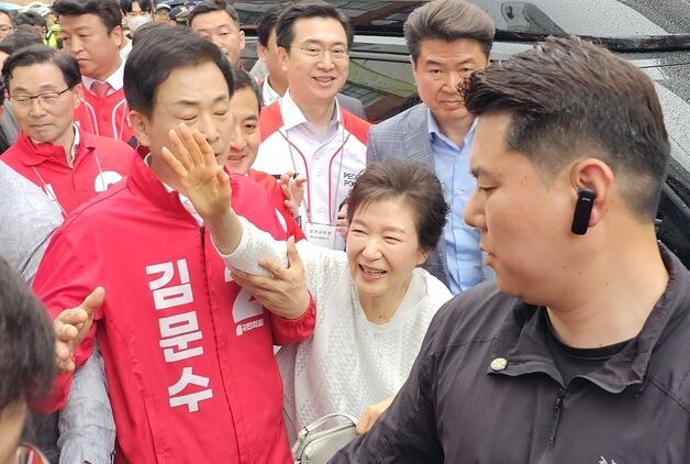 박근혜, 진주중앙시장 방문 '지지자들 환호'