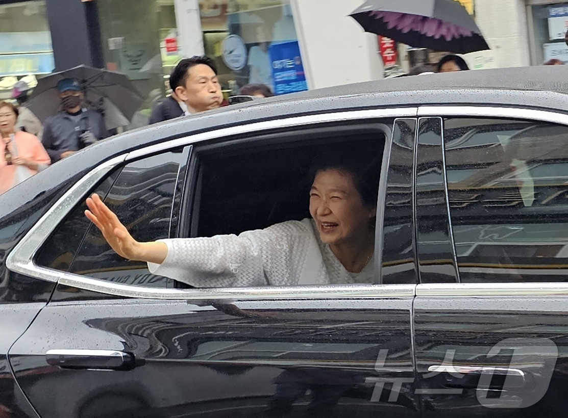 (진주=뉴스1) 한송학 기자 = 박근혜 전 대통령이 2일 경남 진주중앙시장을 방문해 시민들과 인사를 나누고 있다. 2025.6.2 2025.6.2/뉴스1