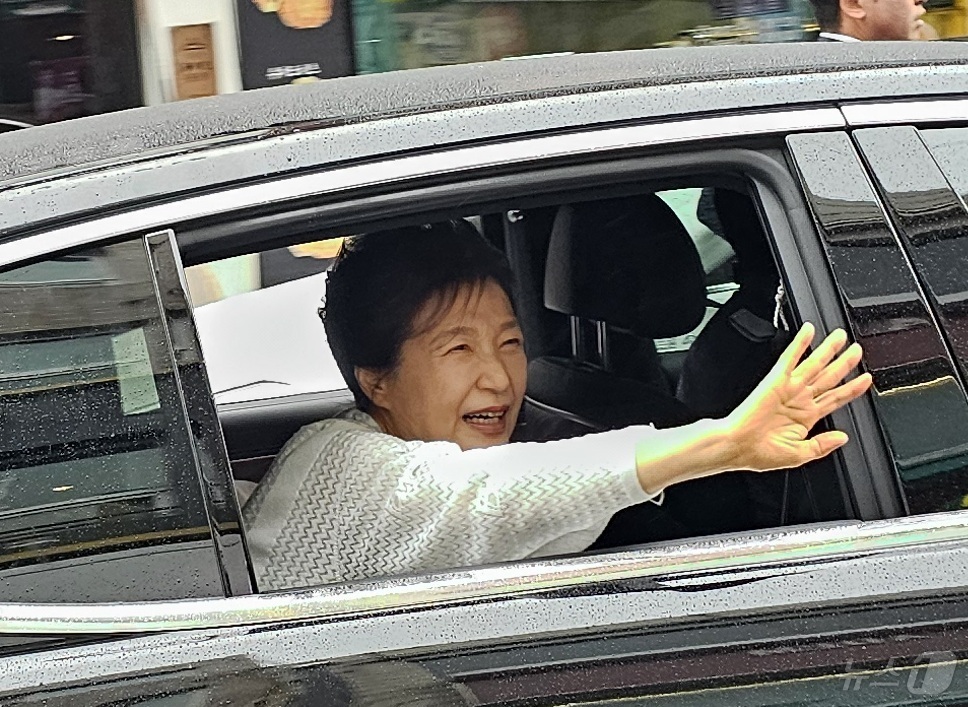 (진주=뉴스1) 한송학 기자 = 박근혜 전 대통령이 2일 경남 진주중앙시장을 방문해 시민들과 인사를 나누고 있다. 2025.6.2 2025.6.2/뉴스1