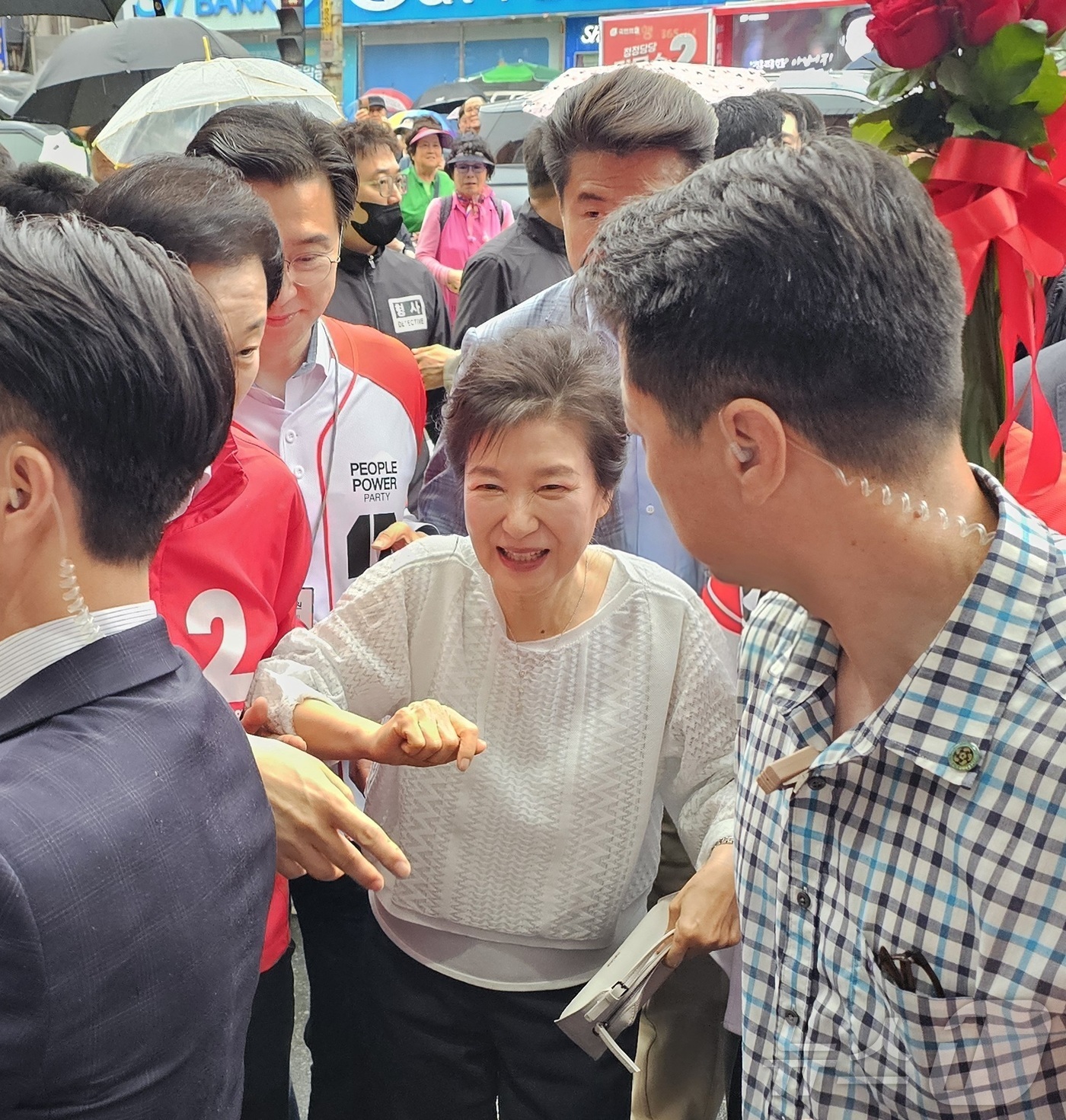 (진주=뉴스1) 한송학 기자 = 박근혜 전 대통령이 2일 경남 진주중앙시장을 방문해 시민들과 인사를 나누고 있다. 2025.6.2 2025.6.2/뉴스1