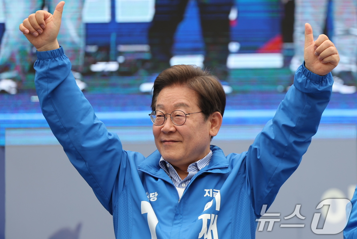 (서울=뉴스1) 이재명 기자 = 이재명 더불어민주당 대통령 후보가 제21대 대통령선거를 하루 앞둔 2일 오후 서울 강서구 서울식물원 마곡나루광장을 찾아 지지를 호소하고 있다. 20 …