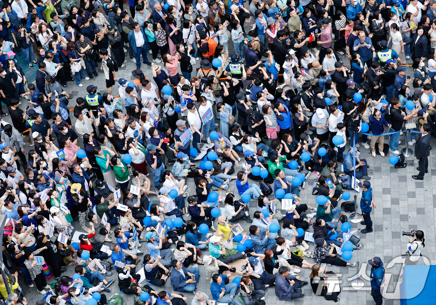 (광명=뉴스1) 안은나 기자 = 이재명 더불어민주당 대통령 후보가 제21대 대통령선거를 하루 앞둔 2일 오후 경기 광명시 철산로데오 광장을 찾아 연설하는 가운데 시민들이 이를 들고 …