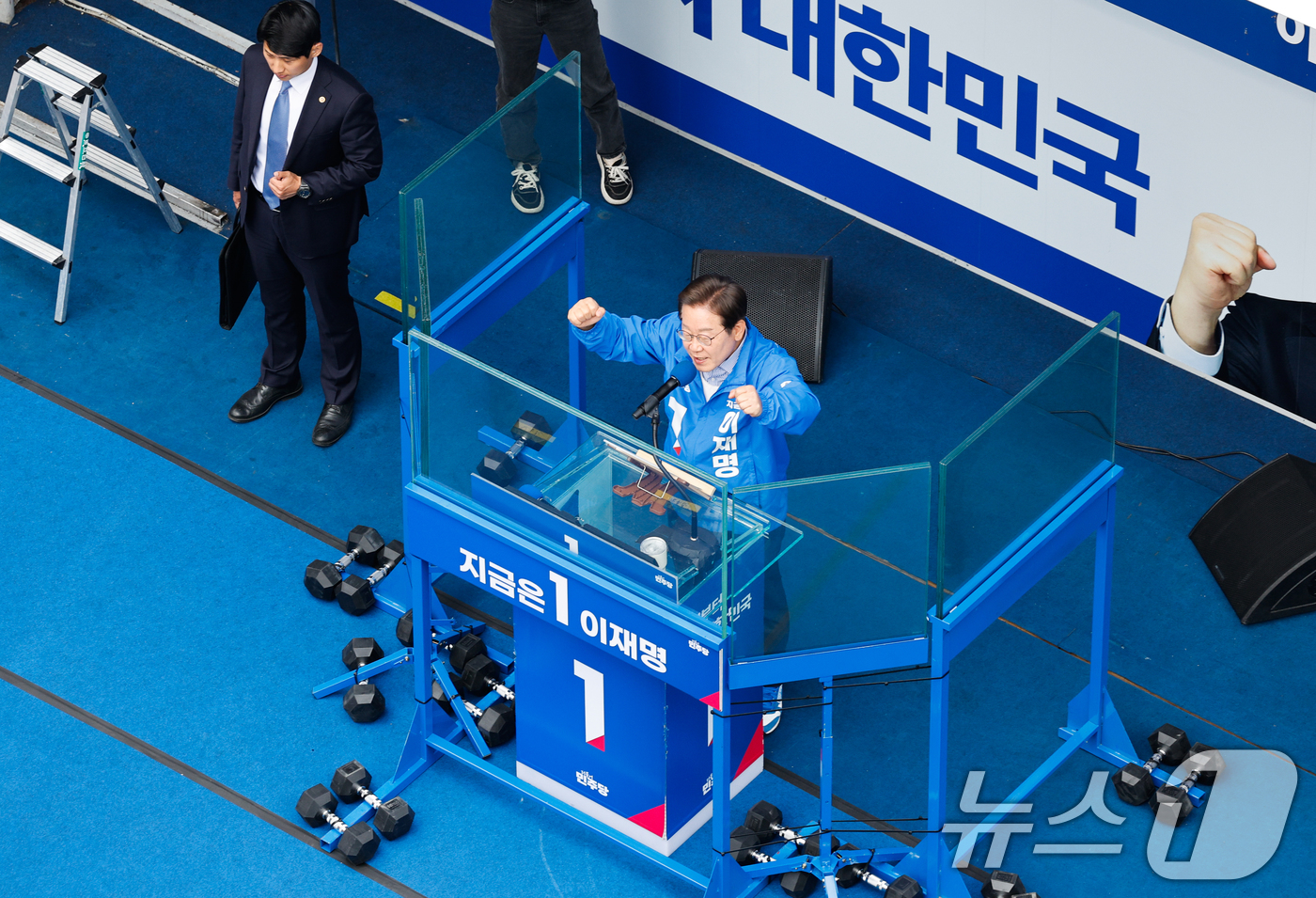 (광명=뉴스1) 안은나 기자 = 이재명 더불어민주당 대통령 후보가 제21대 대통령선거를 하루 앞둔 2일 오후 경기 광명시 철산로데오 광장을 찾아 지지를 호소하고 있다. 2025.6 …