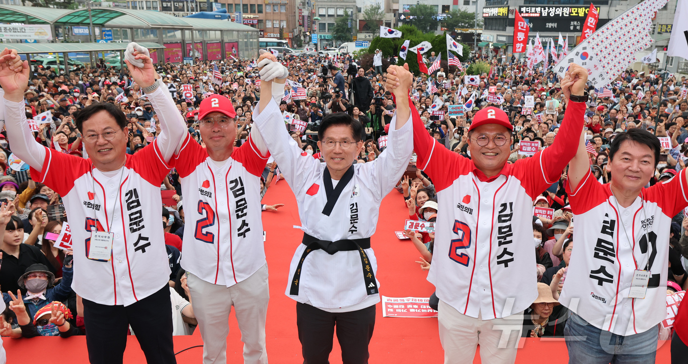 (대전=뉴스1) 김기태 기자 = 김문수 국민의힘 대통령 후보가 2일 오후 대전 동구 대전역 서광장에서 열린 유세에서 시민들에게 지지를 호소하고 있다. 2025.6.2/뉴스1
