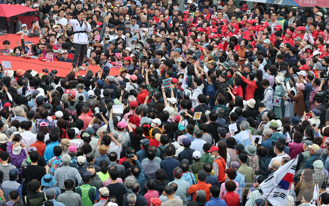 (대전=뉴스1) 김기태 기자 = 김문수 국민의힘 대통령 후보가 2일 오후 대전 동구 대전역 서광장에서 열린 유세에서 시민들에게 지지를 호소하고 있다. 2025.6.2/뉴스1