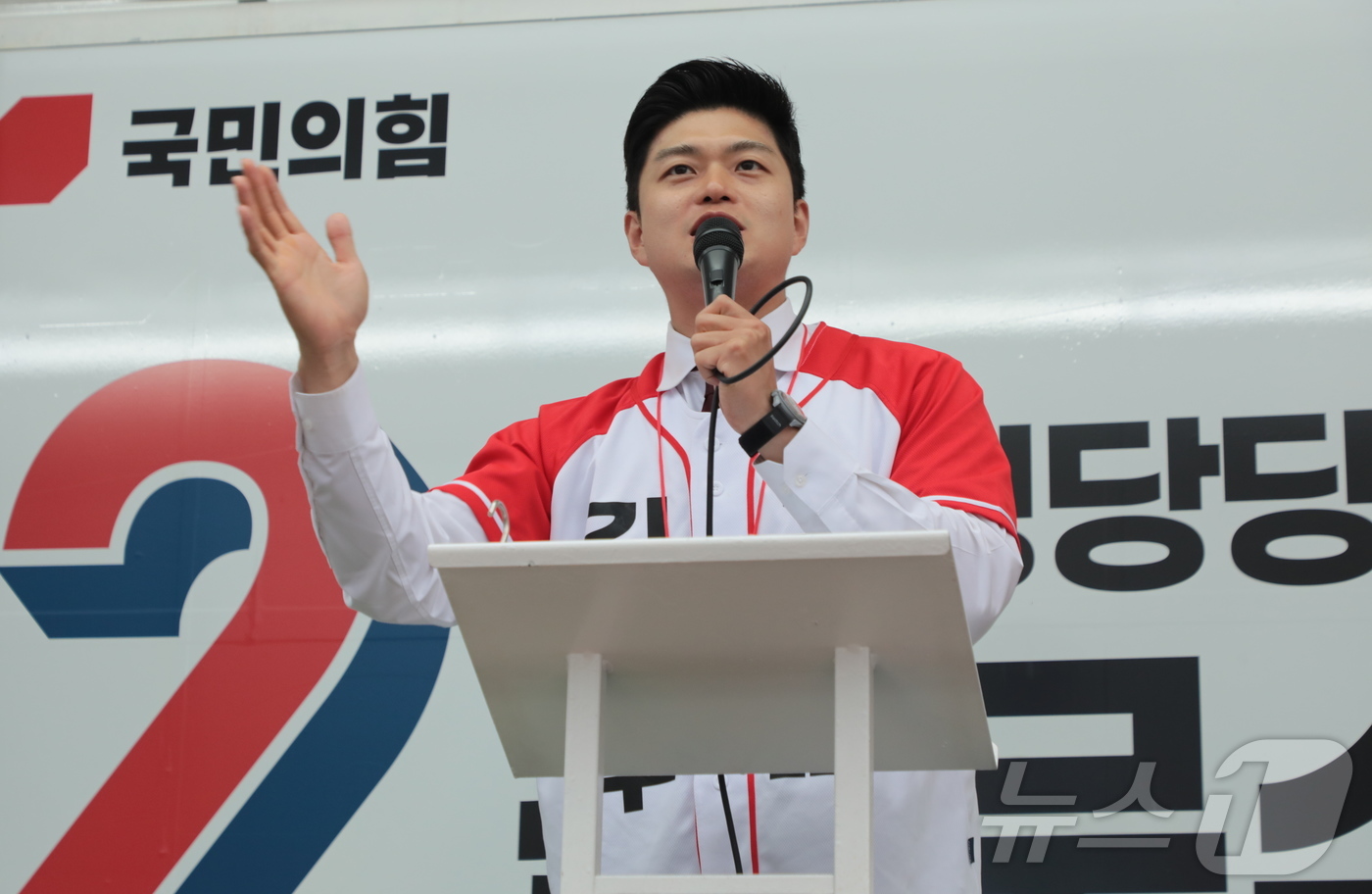 (울산=뉴스1) 김세은 기자 = 김용태 국민의힘 비상대책위원장이 2일 오후 울산 중구 홈플러스사거리에서 열린 국민의힘 울산선대위 피날레 유세에 참석해 김문수 대통령 후보를 향한 지 …