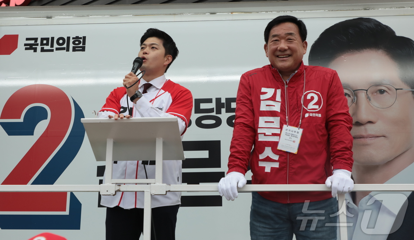 (울산=뉴스1) 김세은 기자 = 김용태 국민의힘 비상대책위원장과 박성민 의원이 2일 오후 울산 중구 홈플러스사거리에서 열린 국민의힘 울산선대위 피날레 유세에 참석해 김문수 대통령 …