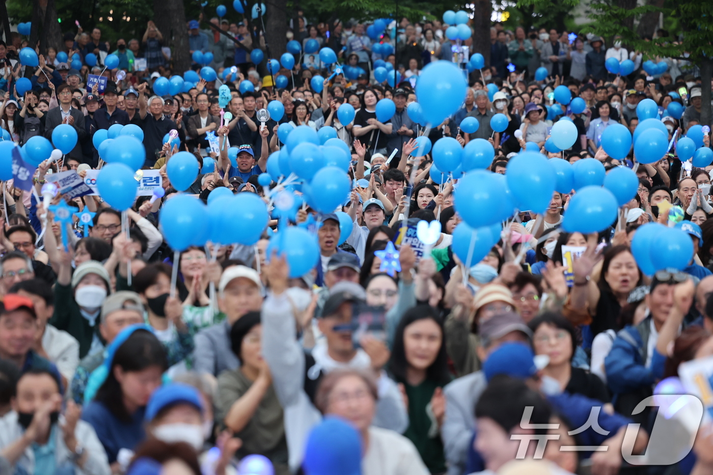 (서울=뉴스1) 이재명 기자 = 제21대 대통령선거를 하루 앞둔 2일 오후 서울 영등포구 여의도공원에서 열린 이재명 더불어민주당 대통령 후보의 마지막 유세 현장에서 지지자들이 응원 …