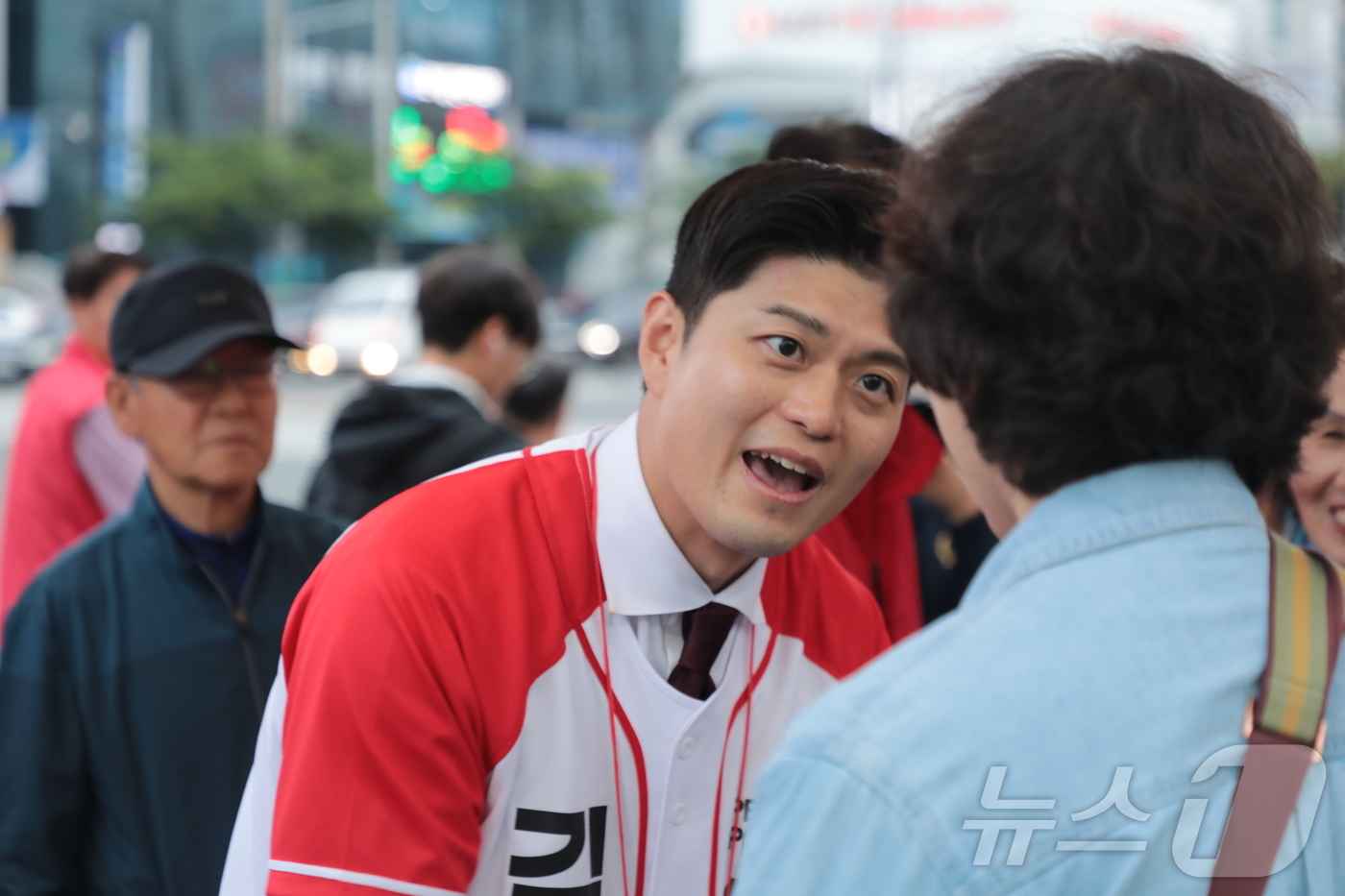 (울산=뉴스1) 김세은 기자 = 김용태 국민의힘 비상대책위원장이 2일 오후 울산 중구 홈플러스사거리에서 열린 국민의힘 울산선대위 피날레 유세에 참석해 시민들과 인사하고 있다. 20 …