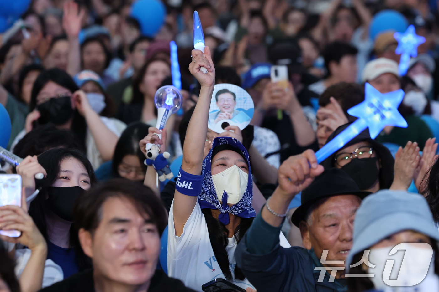(서울=뉴스1) 이재명 기자 = 제21대 대통령선거를 하루 앞둔 2일 오후 서울 영등포구 여의도공원에서 열린 이재명 더불어민주당 대통령 후보의 마지막 유세 현장에서 지지자들이 환호 …