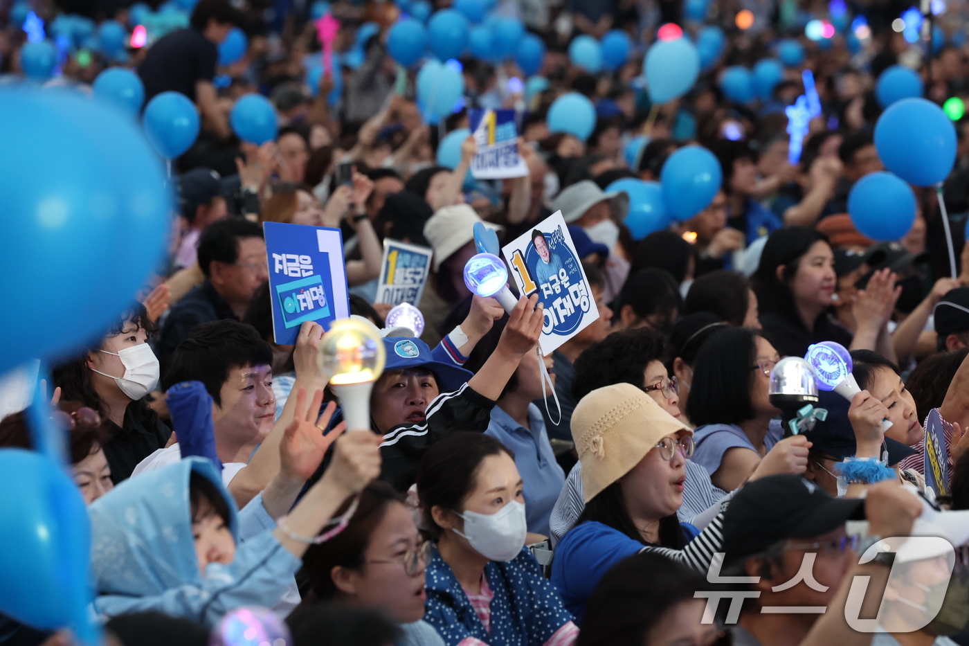 (서울=뉴스1) 이재명 기자 = 제21대 대통령선거를 하루 앞둔 2일 오후 서울 영등포구 여의도공원에서 열린 이재명 더불어민주당 대통령 후보의 마지막 유세 현장에서 지지자들이 환호 …