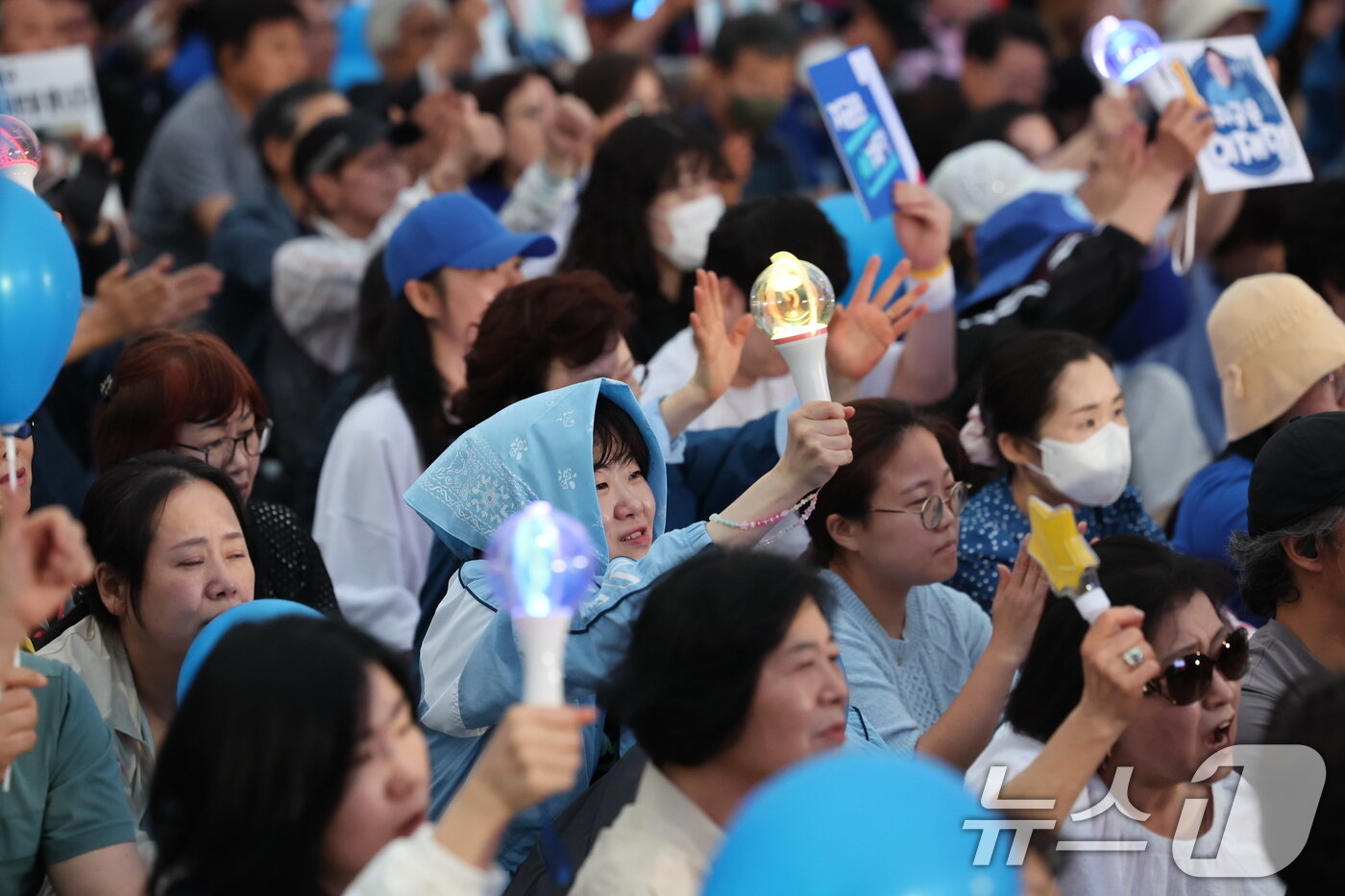 본문 이미지 - 제21대 대통령선거를 하루 앞둔 2일 오후 서울 영등포구 여의도공원에서 열린 이재명 더불어민주당 대통령 후보의 마지막 유세 현장에서 지지자들이 응원봉을 들고 환호하고 있다. 2025.6.2/뉴스1 ⓒ News1 이재명 기자
