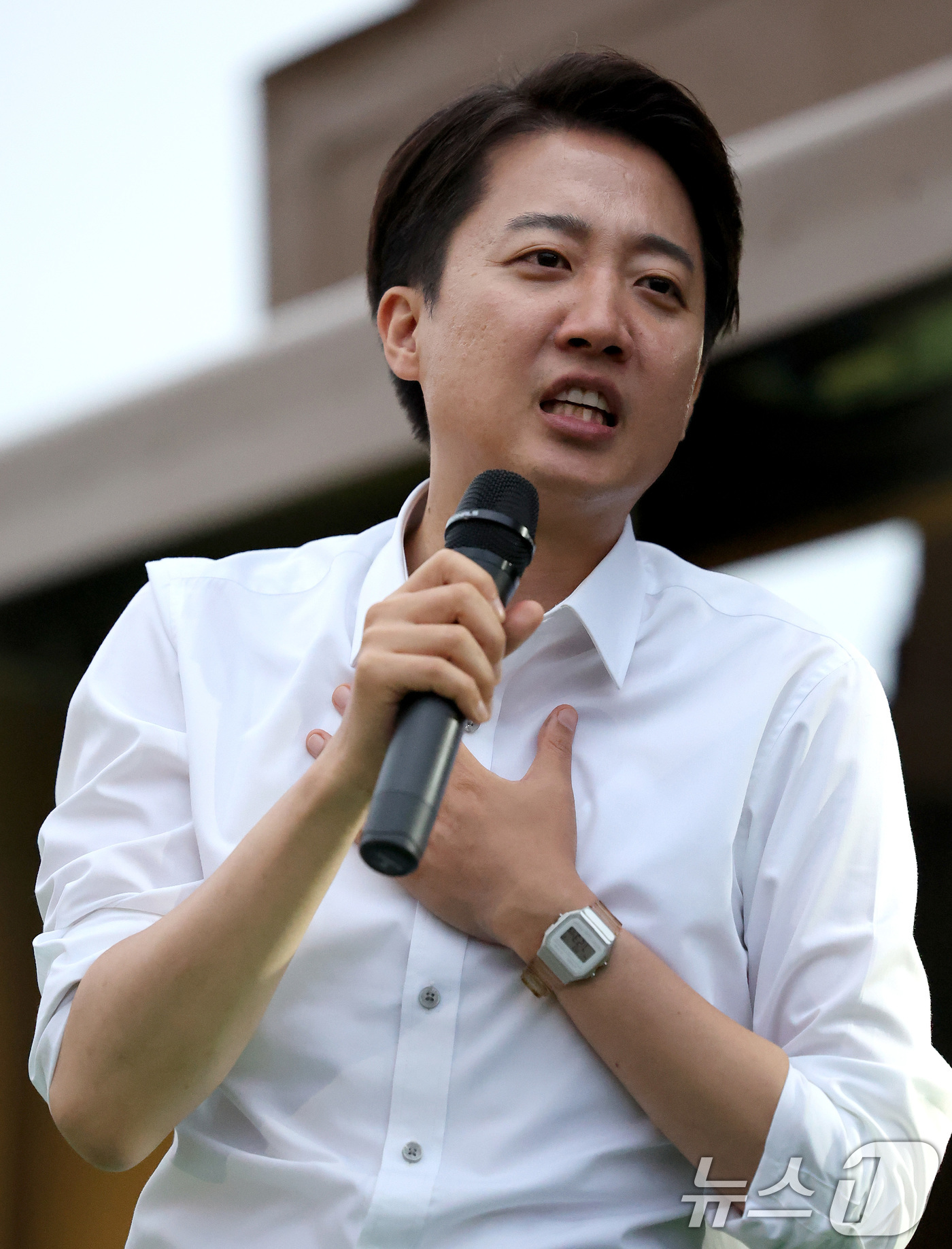 (대구=뉴스1) 공정식 기자 = 이준석 개혁신당 대통령 후보가 21대 대통령선거를 하루 앞둔 2일 오후 대구 수성구 수성못 상화동산을 찾아 지지를 호소하고 있다. 2025.6.2/ …