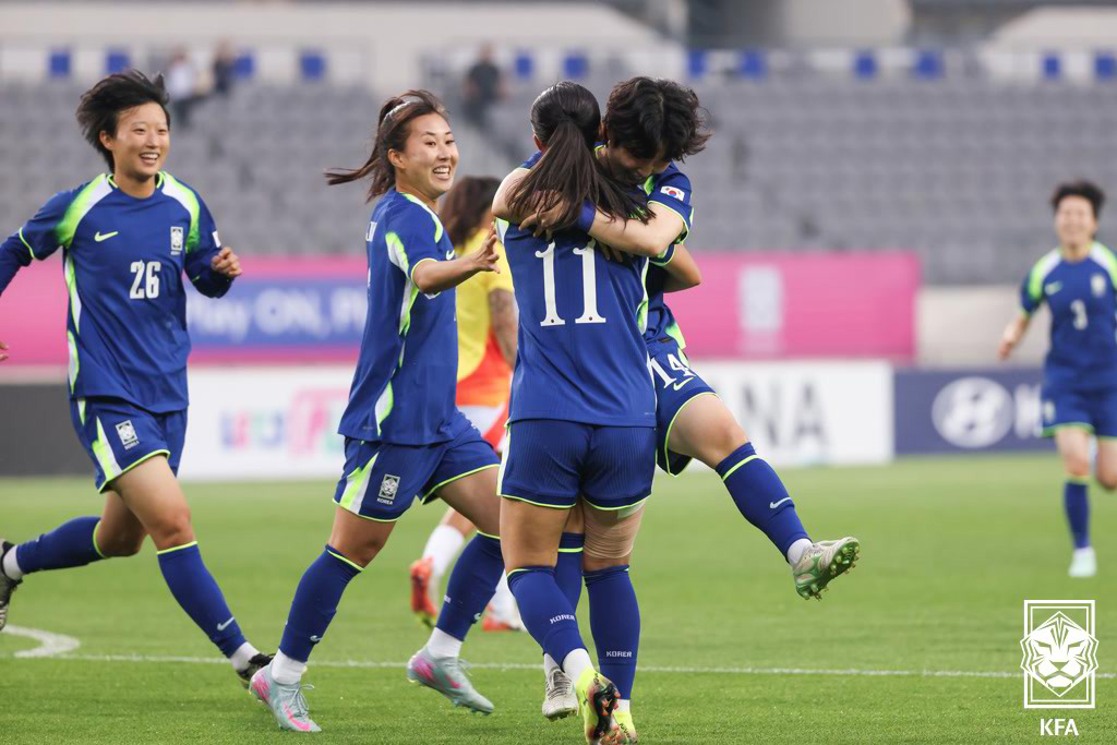 (서울=뉴스1) = 대한민국 여자 축구 국가대표팀 선수들이 2일 경기 용인미르스타디움에서 열린 '쿠팡플레이 초청 여자축구국가대표팀 친선경기' 콜롬비아와의 2차전에서 정민영의 선취골 …