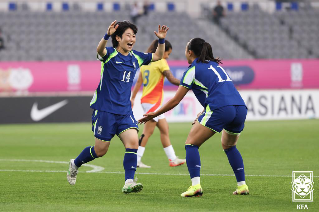(서울=뉴스1) = 대한민국 여자 축구 국가대표팀의 정민영이 2일 경기 용인미르스타디움에서 열린 '쿠팡플레이 초청 여자축구국가대표팀 친선경기' 콜롬비아와의 2차전에서 A매치 데뷔골 …