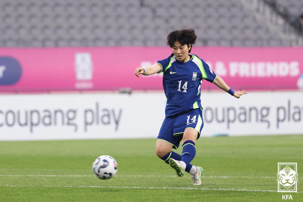 (서울=뉴스1) = 대한민국 여자 축구 국가대표팀의 정민영이 2일 경기 용인미르스타디움에서 열린 '쿠팡플레이 초청 여자축구국가대표팀 친선경기' 콜롬비아와의 2차전에서 A매치 데뷔골 …
