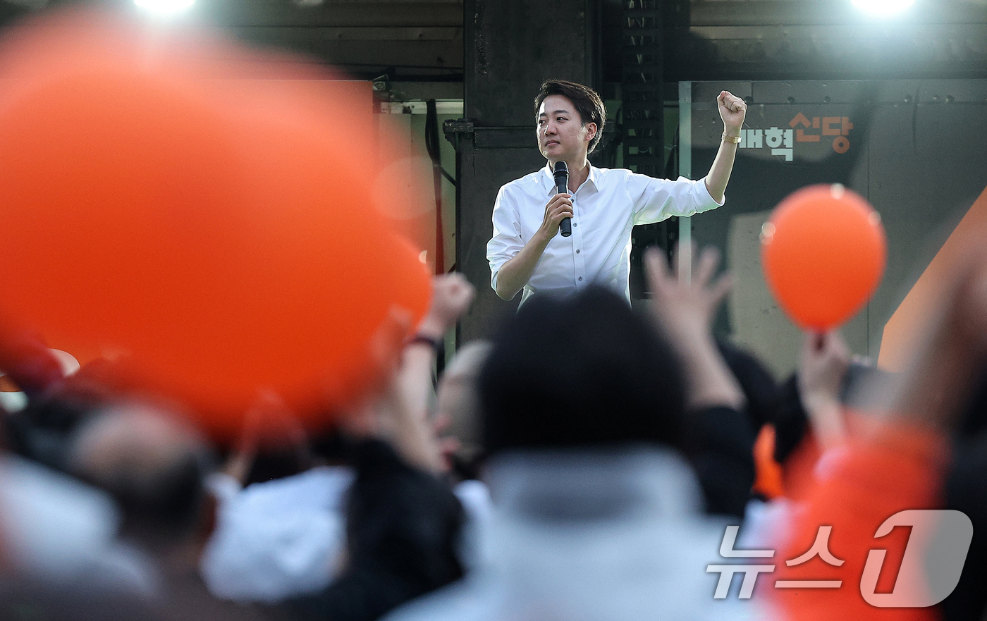 (대구=뉴스1) 공정식 기자 = 이준석 개혁신당 대통령 후보가 21대 대통령선거를 하루 앞둔 2일 오후 대구 수성구 수성못 상화동산을 찾아 지지를 호소하고 있다. 2025.6.2/ …