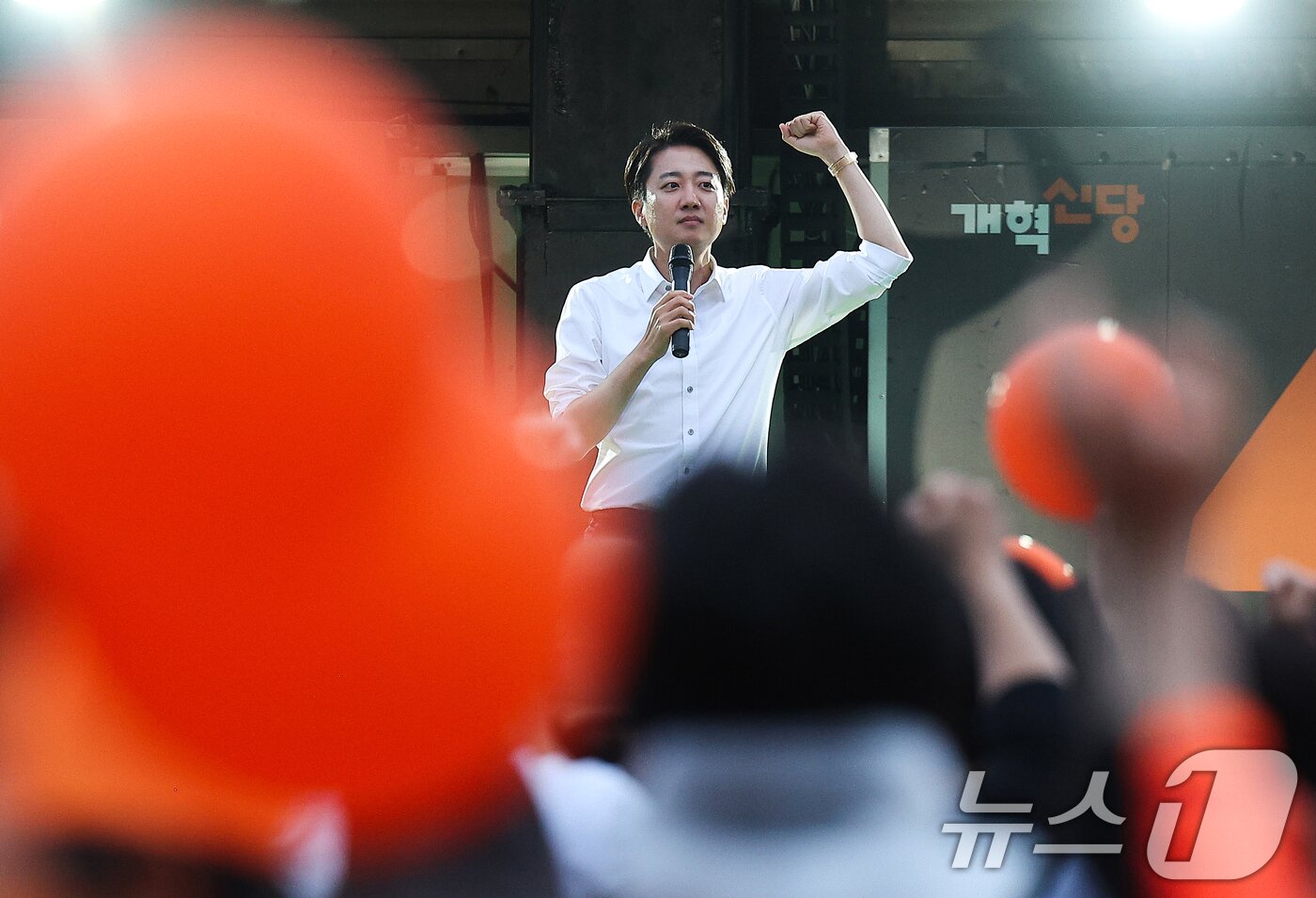 본문 이미지 - 이준석 개혁신당 대통령 후보가 21대 대통령선거를 하루 앞둔 2일 오후 대구 수성구 수성못 상화동산을 찾아 지지를 호소하고 있다. 2025.6.2/뉴스1 ⓒ News1 공정식 기자