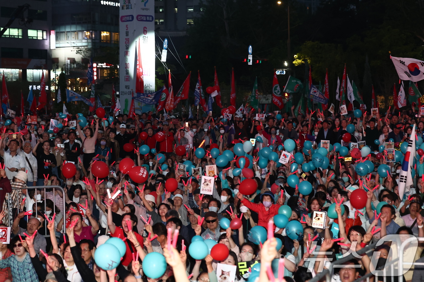 (서울=뉴스1) 김민지 기자 = 제21대 대통령선거를 하루 앞둔 2일 오후 서울 중구 서울시청광장에서 열린 김문수 국민의힘 대통령 후보의 마지막 유세 현장에서 이낙연 전 국무총리 …