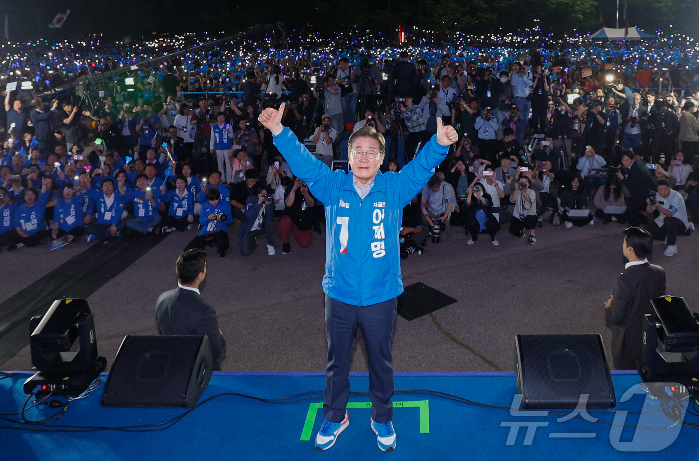 (서울=뉴스1) 안은나 기자 = 이재명 더불어민주당 대통령 후보가 제21대 대통령선거를 하루 앞둔 2일 오후 서울 영등포구 여의도공원에서 열린 마지막 유세에서 지지를 호소하고 있다 …