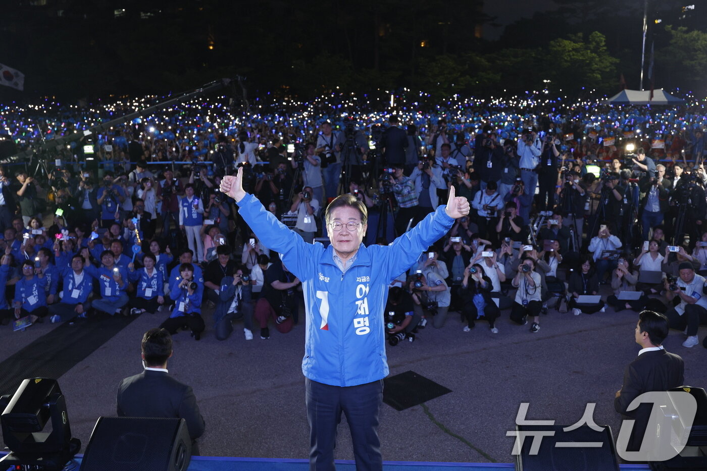 본문 이미지 - 이재명 더불어민주당 대통령 후보가 제21대 대통령선거를 하루 앞둔 2일 오후 서울 영등포구 여의도공원에서 열린 마지막 유세에서 지지를 호소하고 있다. 2025.6.2/뉴스1 ⓒ News1 안은나 기자