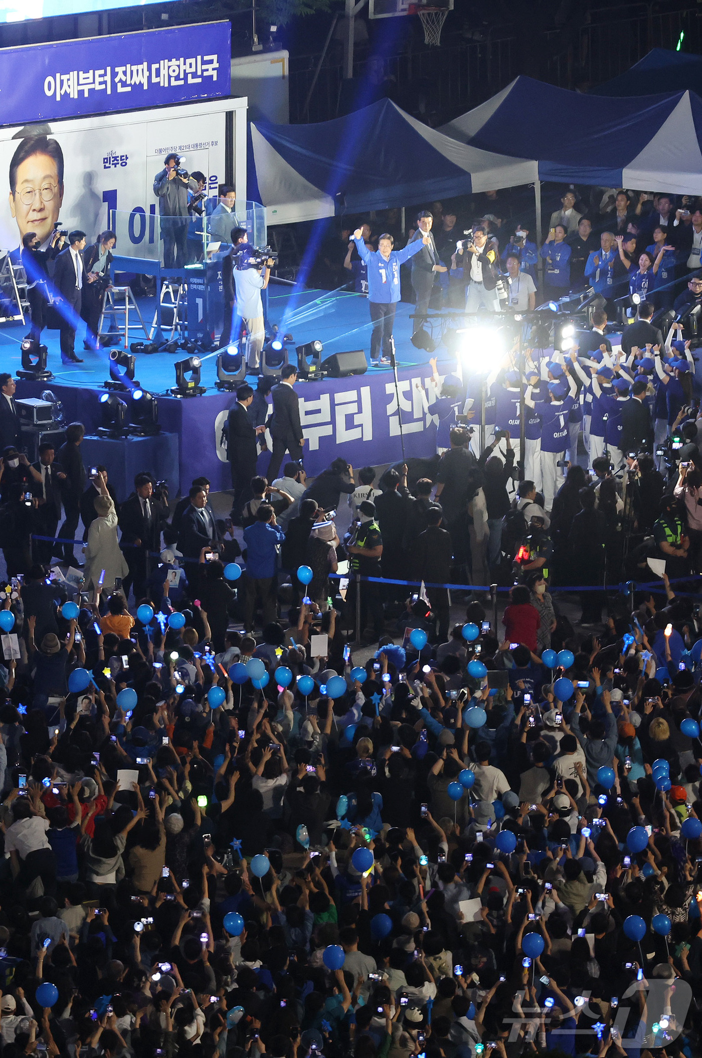 (서울=뉴스1) 안은나 기자 = 제21대 대통령선거를 하루 앞둔 2일 오후 서울 영등포구 여의도공원에서 열린 이재명 더불어민주당 대통령 후보의 마지막 유세 현장에 지지자들이 모여 …