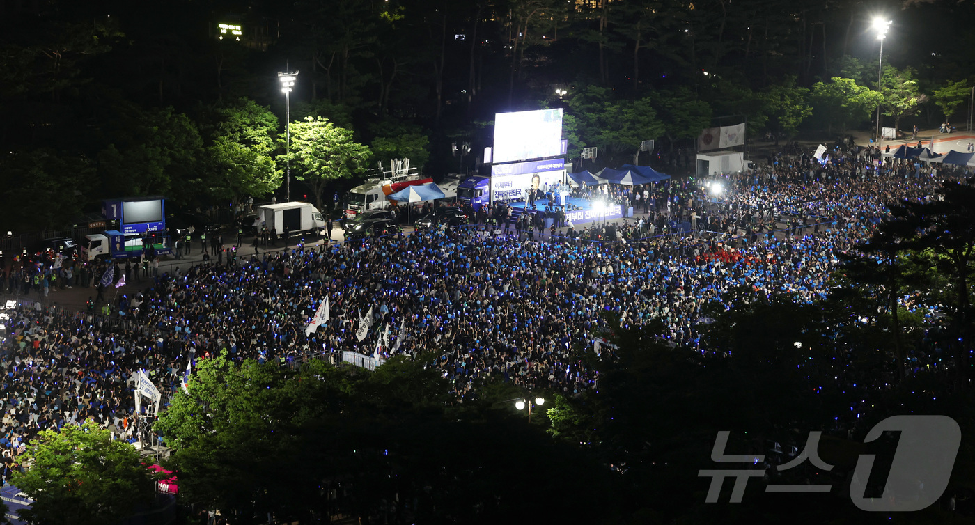 (서울=뉴스1) 안은나 기자 = 제21대 대통령선거를 하루 앞둔 2일 오후 서울 영등포구 여의도공원에서 열린 이재명 더불어민주당 대통령 후보의 마지막 유세 현장에 지지자들이 모여 …