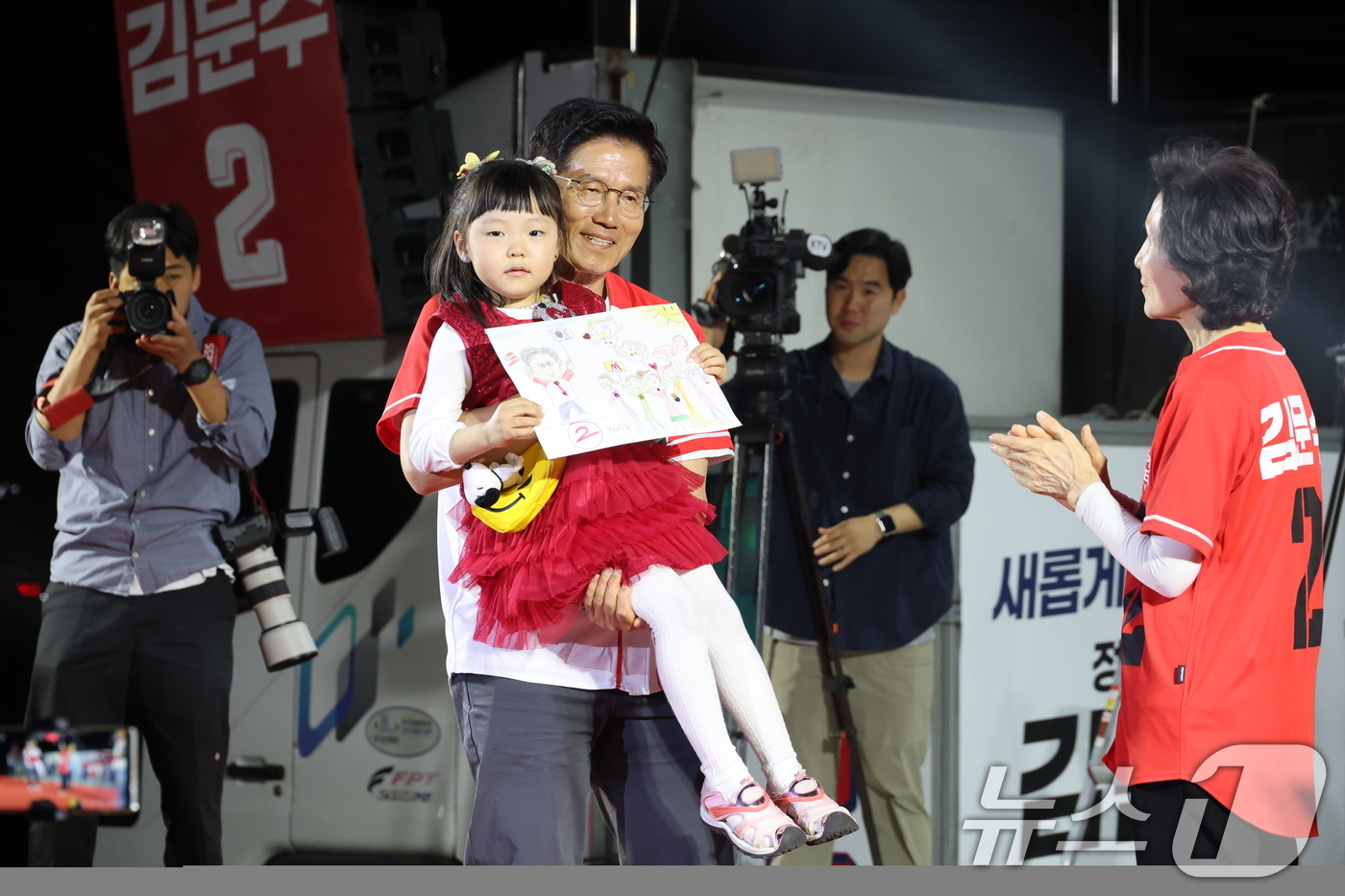 (서울=뉴스1) 이광호 기자 = 김문수 국민의힘 대통령 후보가 제21대 대통령 선거를 하루 앞둔 2일 오후 서울 중구 서울시청 앞 광장에서 열린 '울려라 함성, 들어라 승리의 메아 …