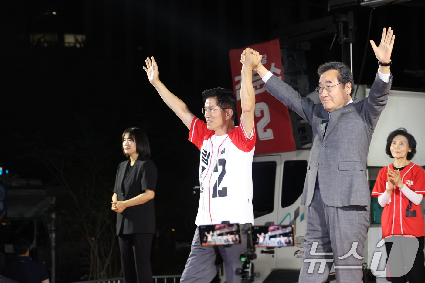 (서울=뉴스1) 이광호 기자 = 김문수 국민의힘 대통령 후보와 이낙연 전 국무총리가 제21대 대통령 선거를 하루 앞둔 2일 오후 서울 중구 서울시청 앞 광장에서 열린 '울려라 함성 …