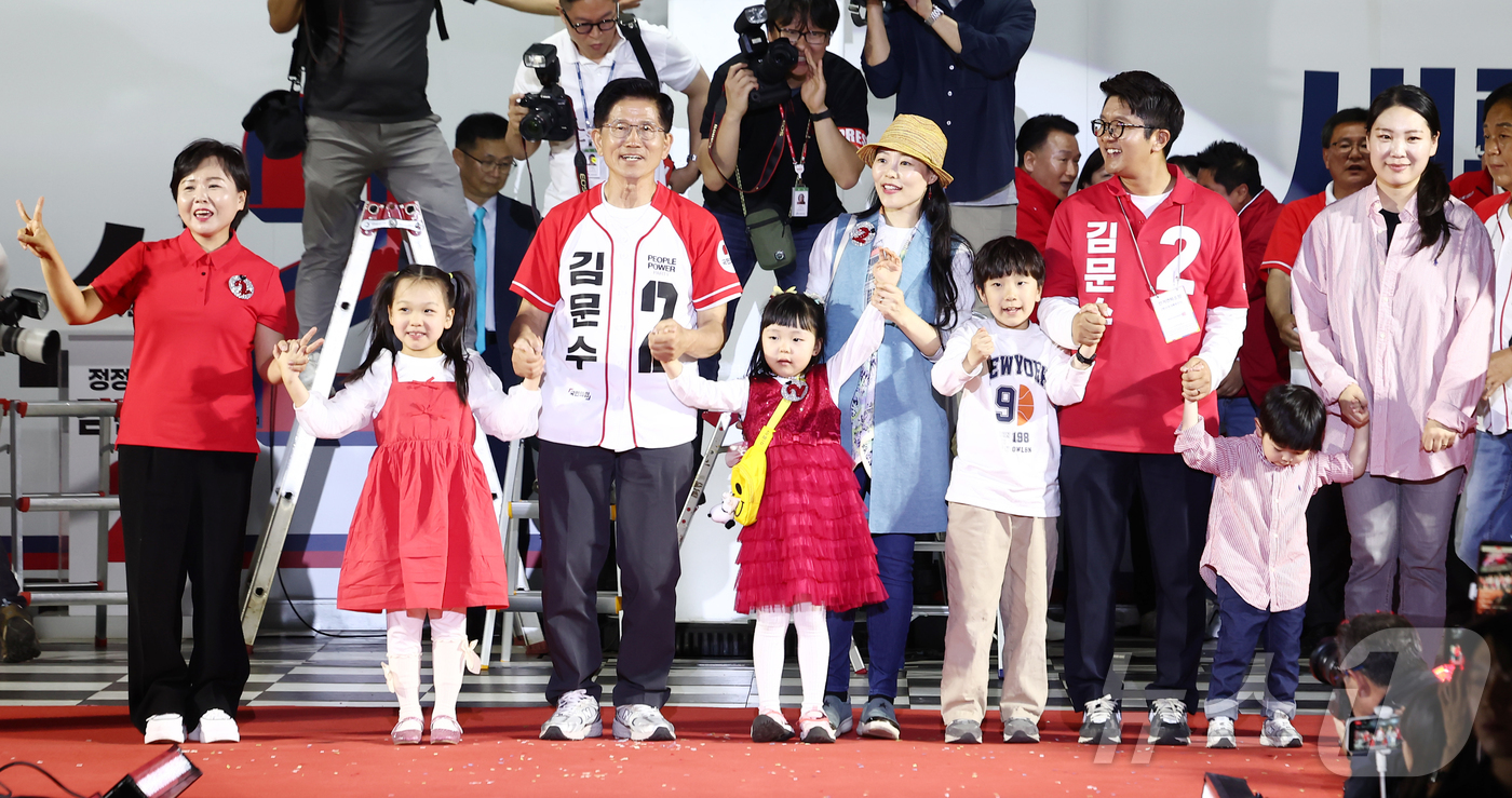 (서울=뉴스1) 김민지 기자 = 김문수 국민의힘 대통령 후보가 제21대 대통령 선거를 하루 앞둔 2일 오후 서울 중구 서울시청 앞 광장에서 열린 '울려라 함성, 들어라 승리의 메아 …