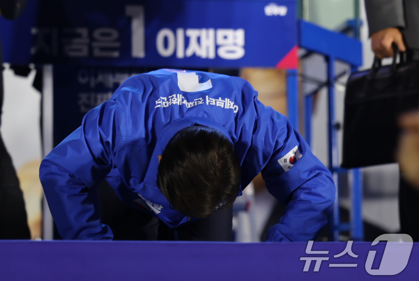 (서울=뉴스1) 이재명 기자 = 이재명 더불어민주당 대통령 후보가 제21대 대통령선거를 하루 앞둔 2일 오후 서울 영등포구 여의도공원에서 열린 마지막 유세에서 시민들에게 큰절을 하 …