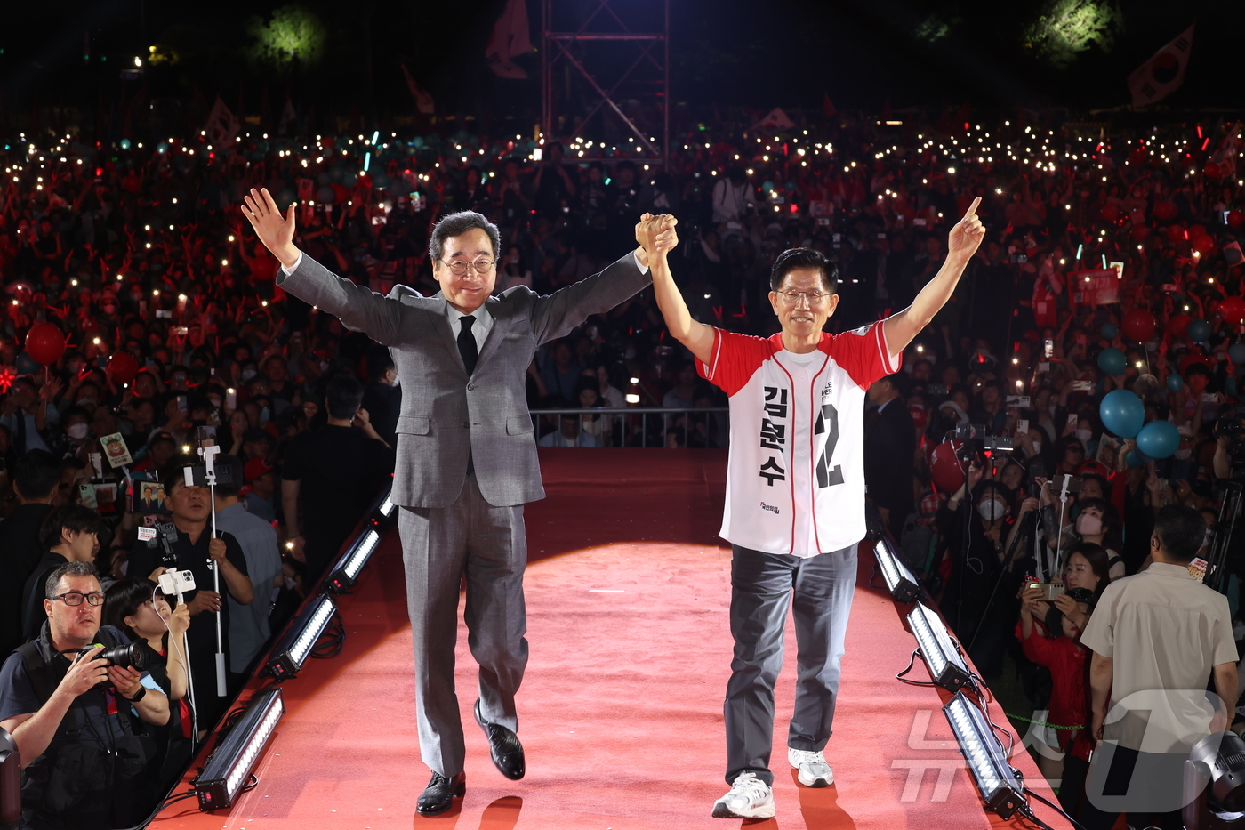 (서울=뉴스1) 이광호 기자 = 김문수 국민의힘 대통령 후보와 이낙연 전 국무총리가 제21대 대통령 선거를 하루 앞둔 2일 오후 서울 중구 서울시청 앞 광장에서 열린 '울려라 함성 …