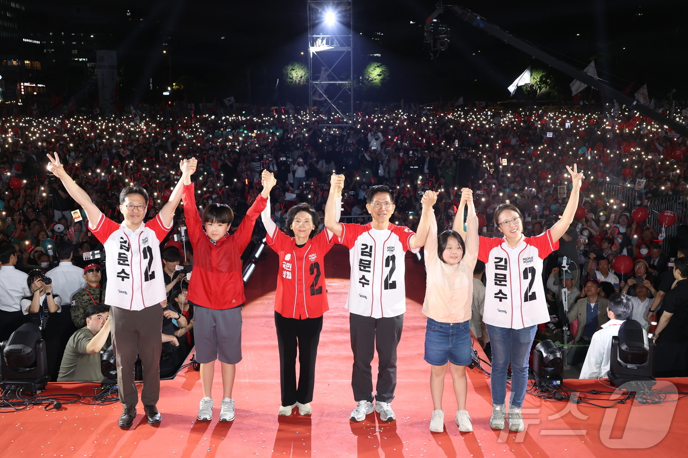 (서울=뉴스1) 이광호 기자 = 김문수 국민의힘 대통령 후보와 부인 설난영 여사, 딸 동주 씨, 사위와 제21대 대통령 선거를 하루 앞둔 2일 오후 서울 중구 서울시청 앞 광장에서 …