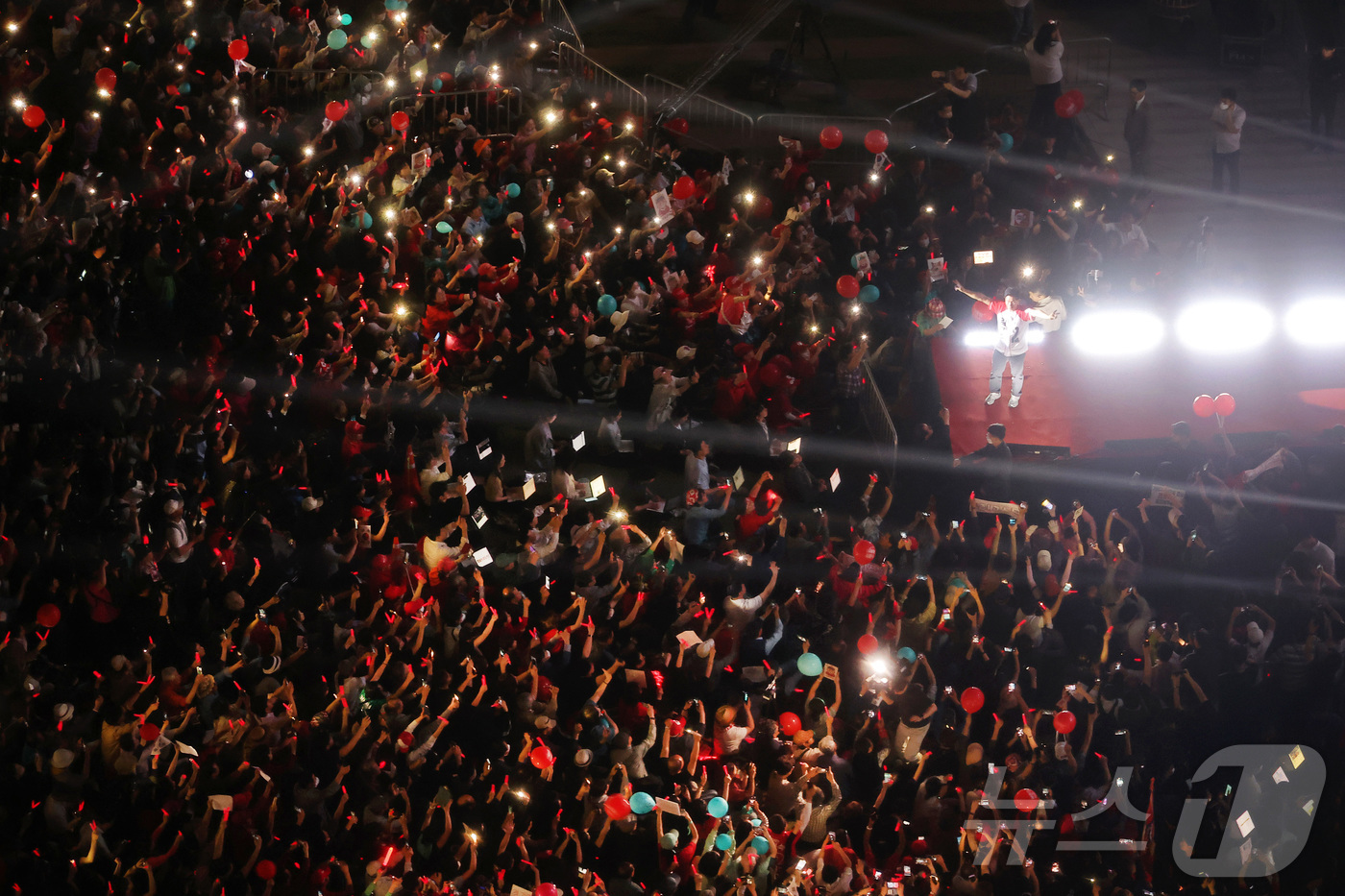 (서울=뉴스1) 이광호 기자 = 제21대 대통령선거를 하루 앞둔 2일 오후 서울 중구 서울시청광장에서 열린 김문수 국민의힘 대통령후보의 마지막 유세현장에 지지자들이 모여 있다. ( …