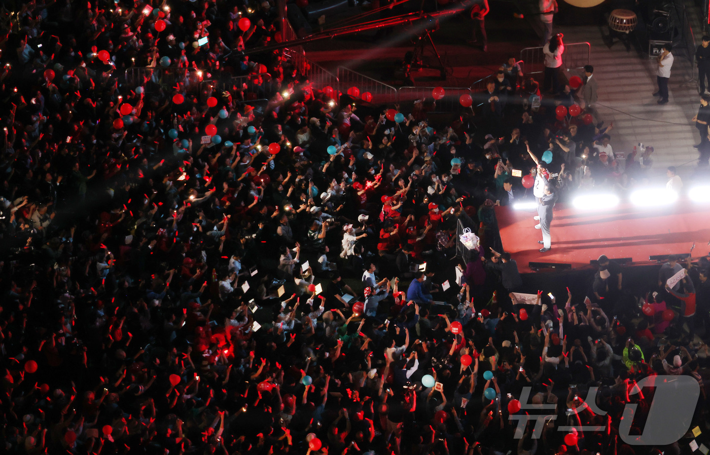 (서울=뉴스1) 이광호 기자 = 제21대 대통령선거를 하루 앞둔 2일 오후 서울 중구 서울시청광장에서 열린 김문수 국민의힘 대통령후보의 마지막 유세현장에 지지자들이 모여 있다. ( …