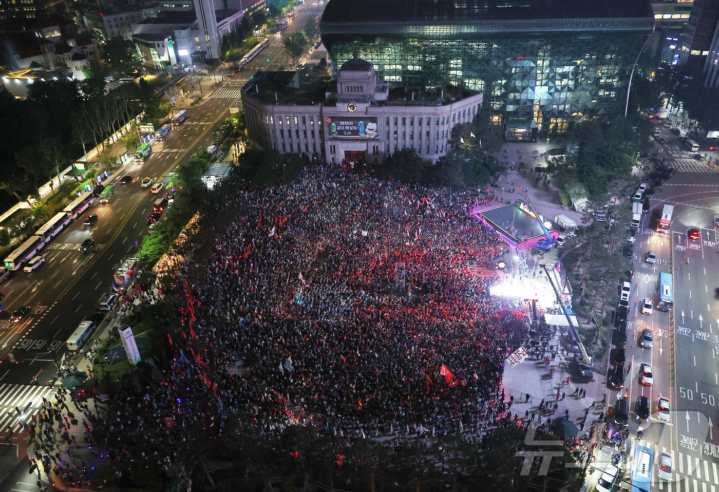 (서울=뉴스1) 이광호 기자 = 제21대 대통령선거를 하루 앞둔 2일 오후 서울 중구 서울시청광장에서 열린 김문수 국민의힘 대통령후보의 마지막 유세현장에 지지자들이 모여 있다. ( …