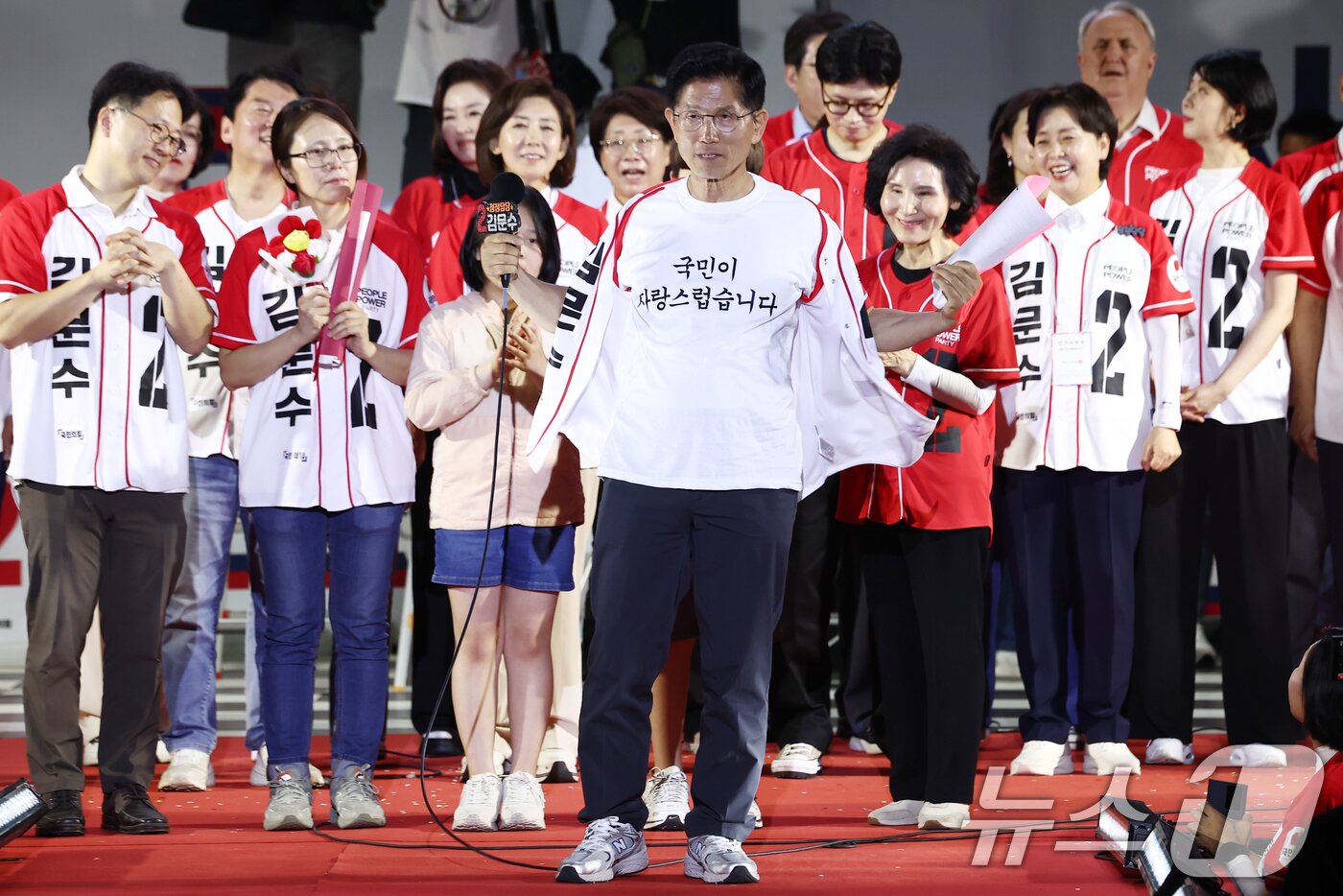 본문 이미지 - 김문수 국민의힘 대통령 후보가 제21대 대통령 선거를 하루 앞둔 2일 오후 서울 중구 서울시청 앞 광장에서 열린 &#39;울려라 함성, 들어라 승리의 메아리&#39; 피날레 유세에서 &#39;국민이 자랑스럽습니다&#39;라고 적힌 티셔츠를 보여주고 있다. 2025.6.2/뉴스1 ⓒ News1 김민지 기자